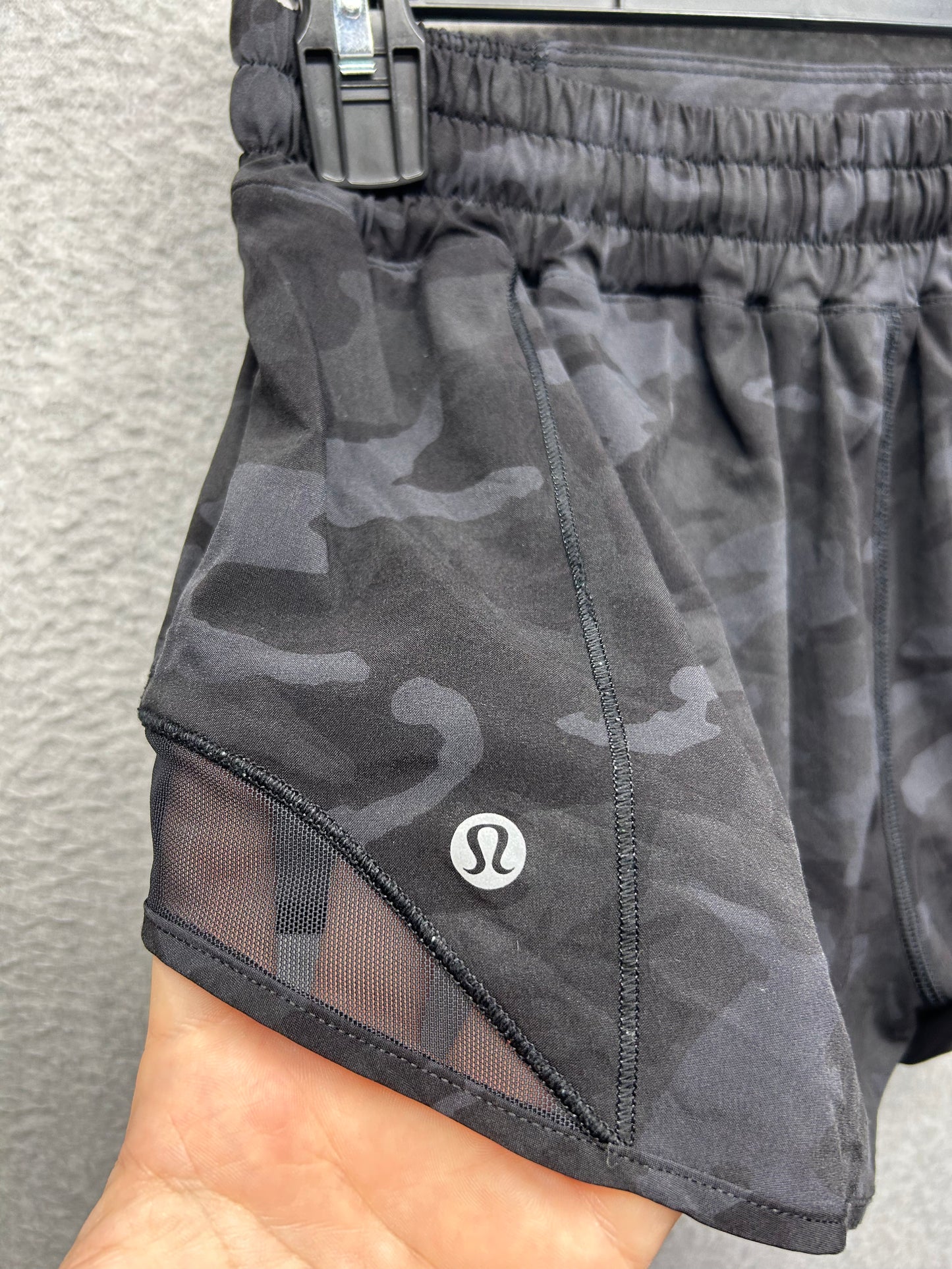 Lululemon Hotty Hot Short II 2.5" Size 8 Incognito Camo Multi Black