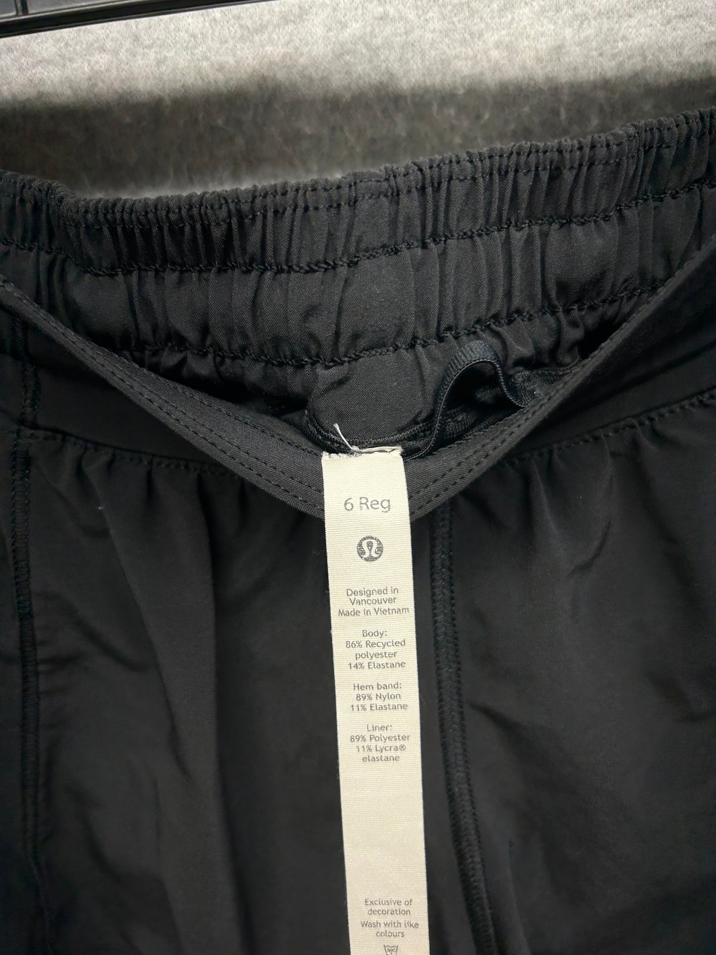 Lululemon Hotty Hot Short II 2.5" Size 6 Black