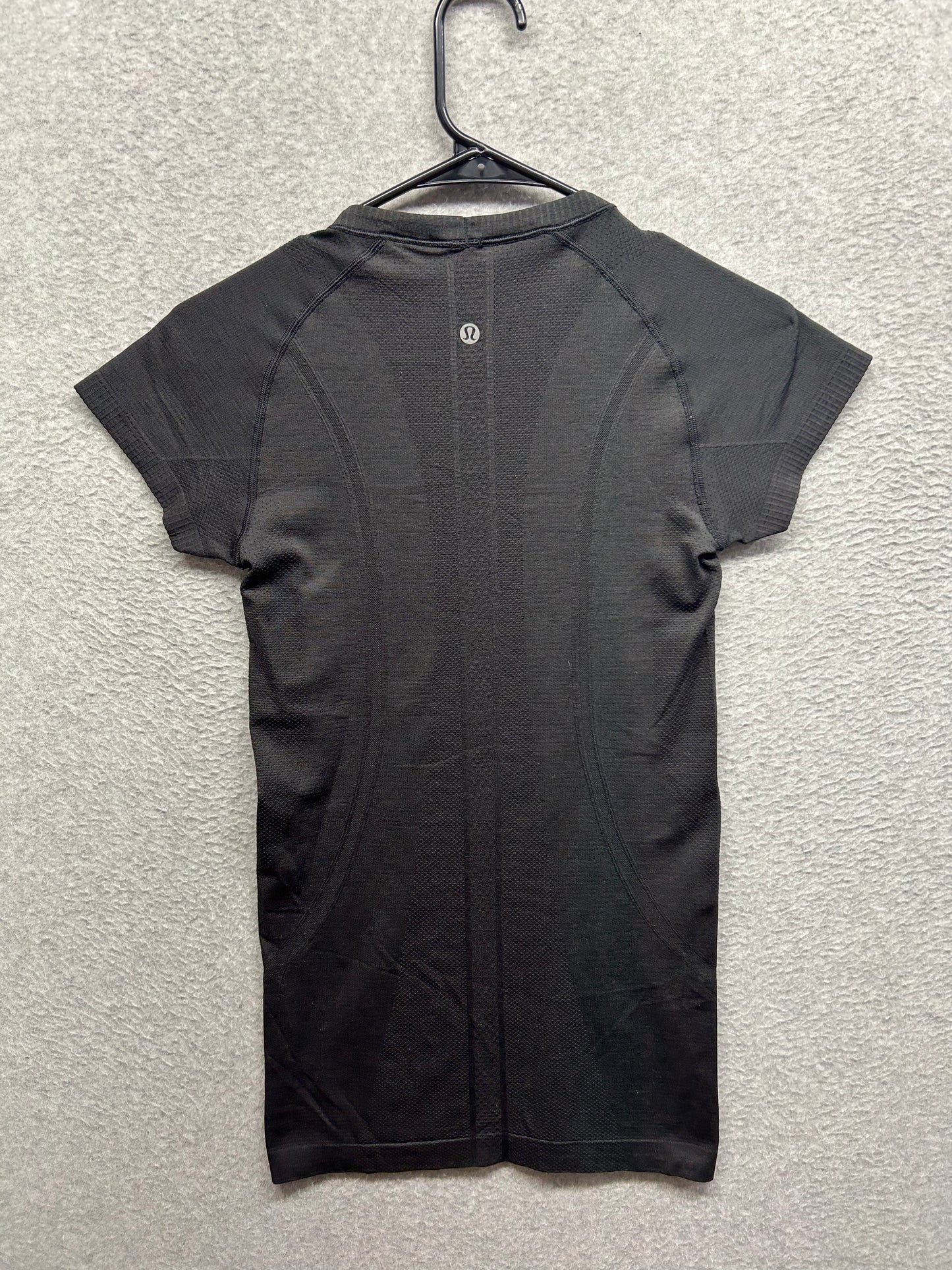 Lululemon Swiftly Tech Short Sleeve Crew Size 4 Black