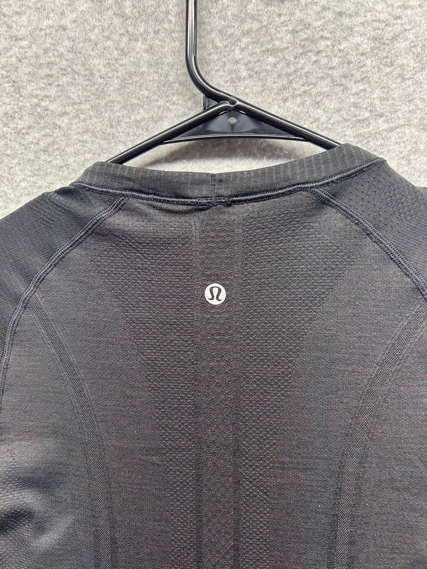 Lululemon Swiftly Tech Short Sleeve Crew Size 4 Black