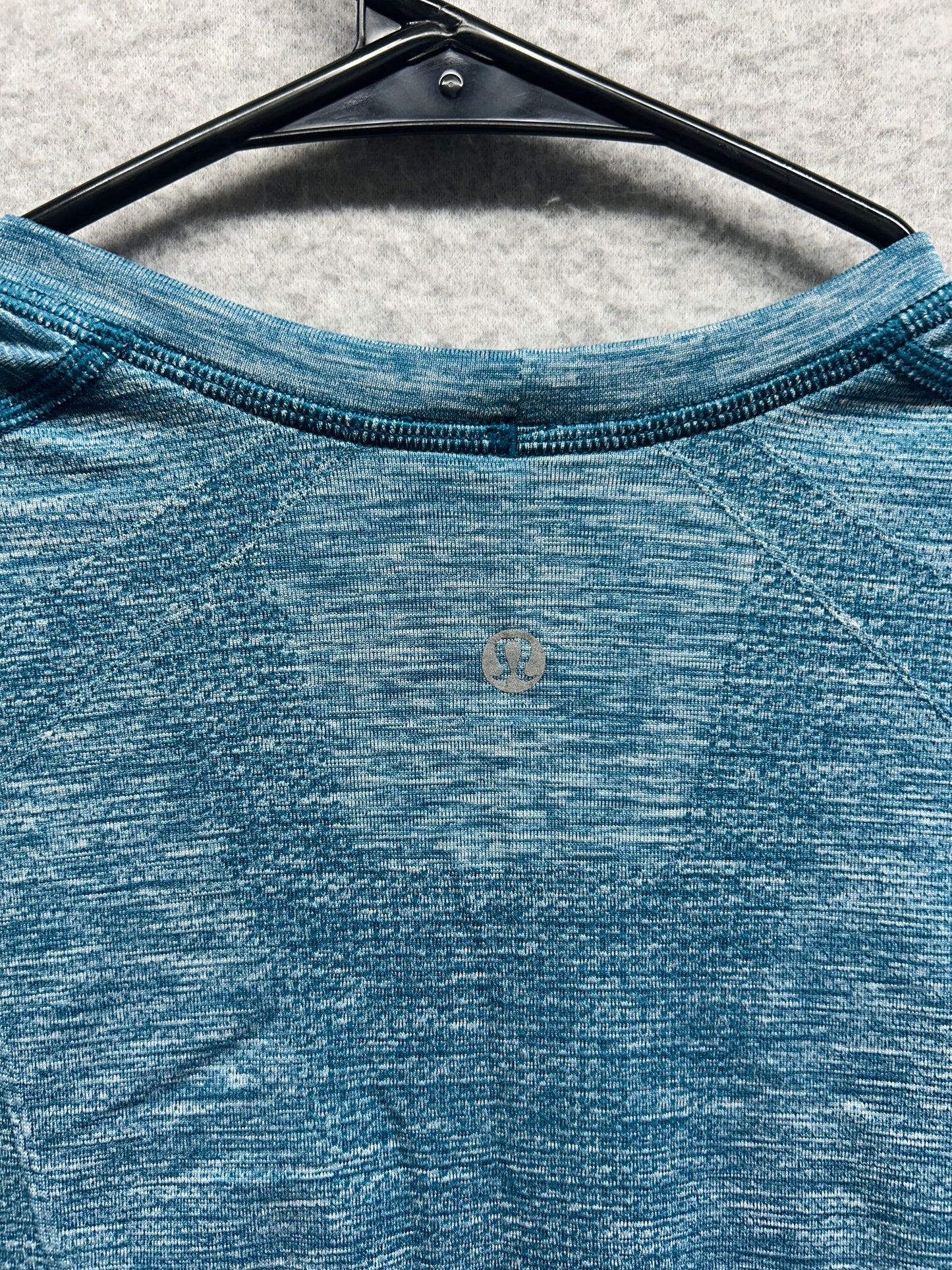 Lululemon Metal Vent Tech Short Sleeve V Size Small Poseidon