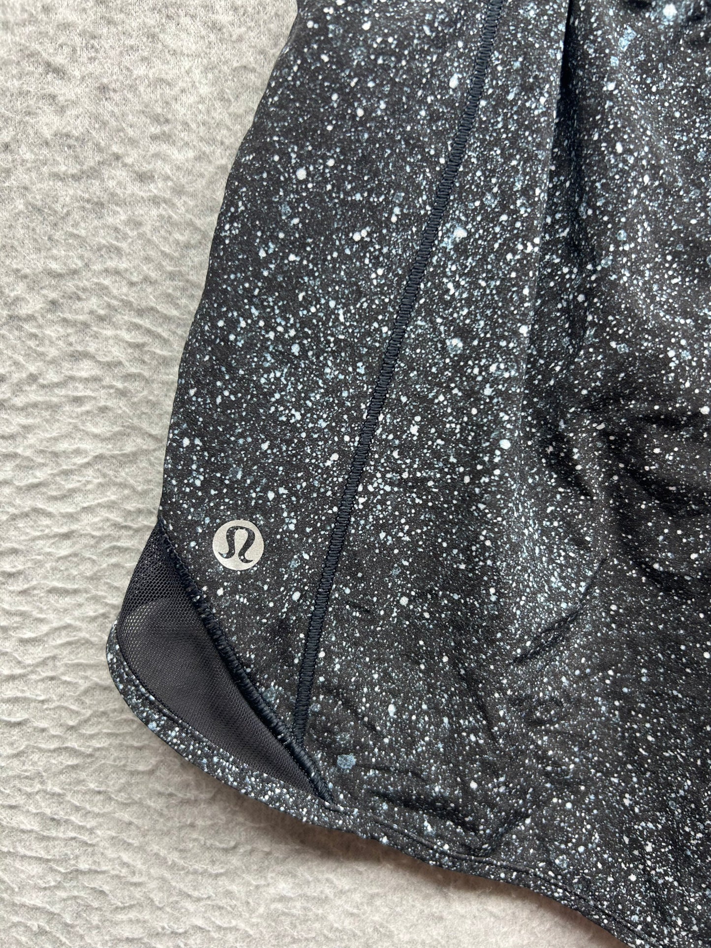 Lululemon Hotty Hot Short II Long 4" Size 6 Mineralize Multi Black