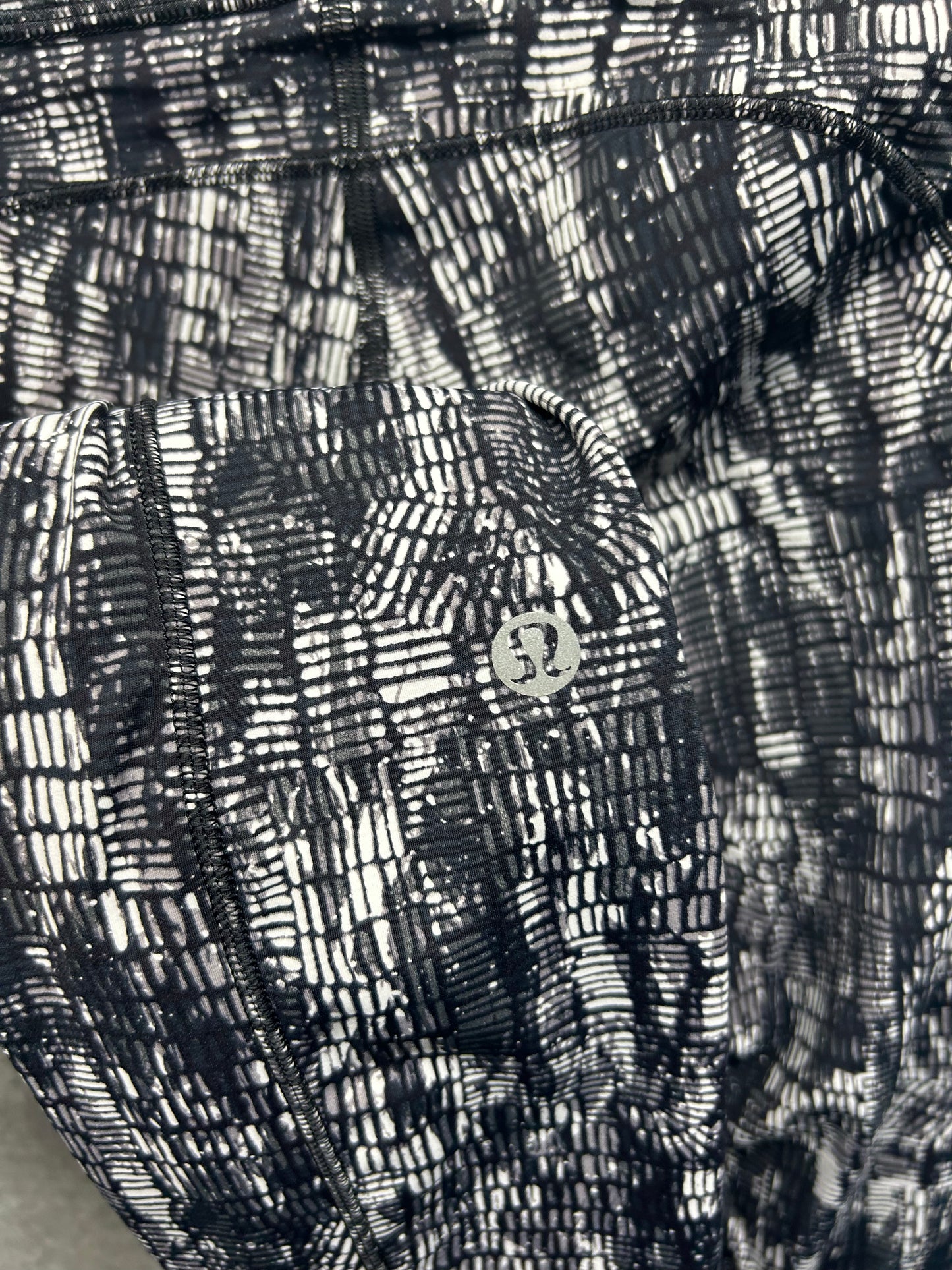 Lululemon Fast and Free High-Rise Tight 25" Size 4 Lino Slide Alpine White Black