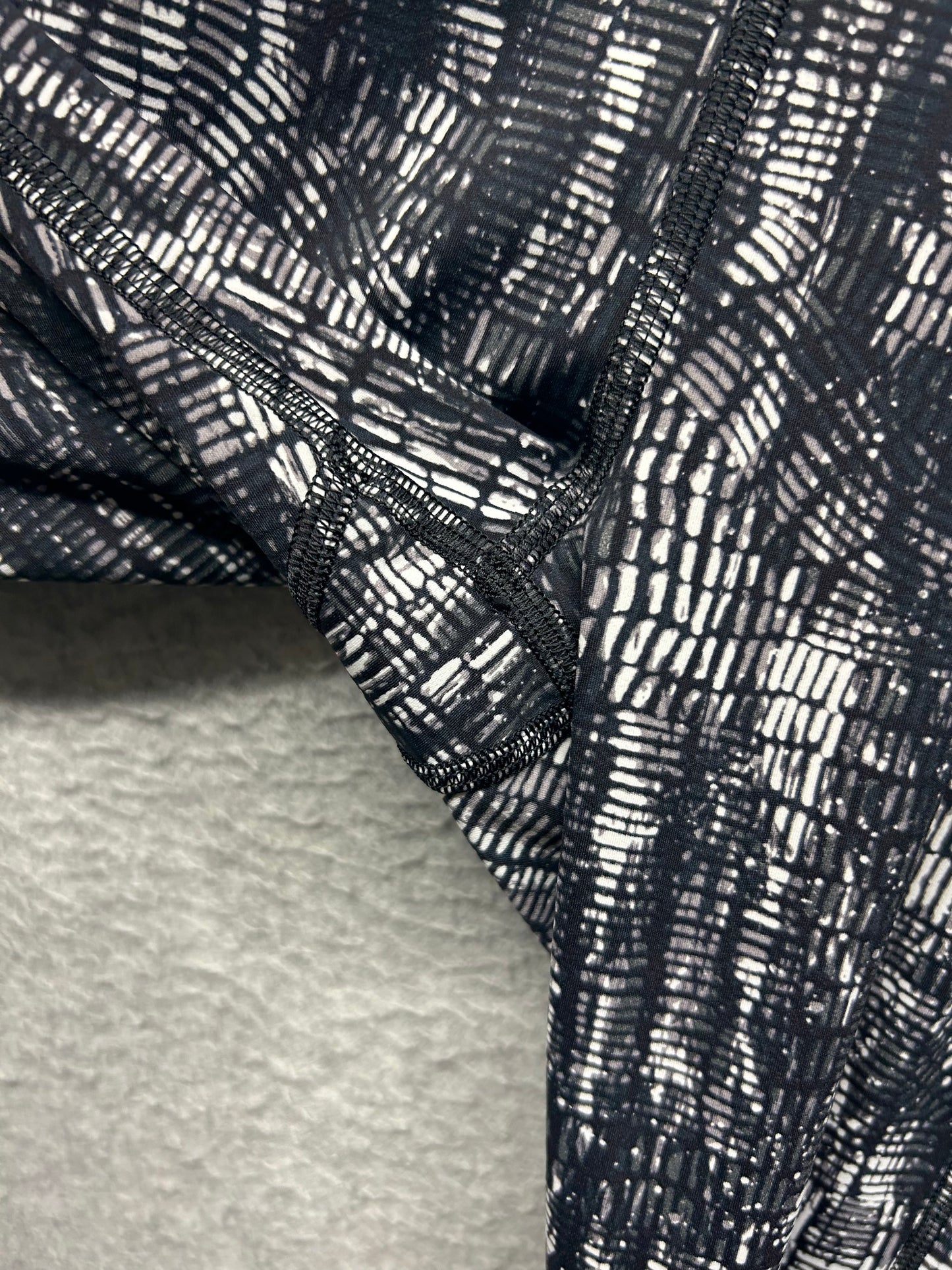 Lululemon Fast and Free High-Rise Tight 25" Size 4 Lino Slide Alpine White Black