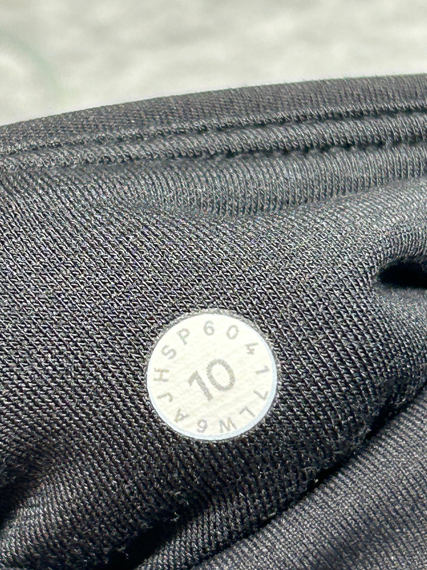Lululemon Tied To It Crop 21" Size 10 Black