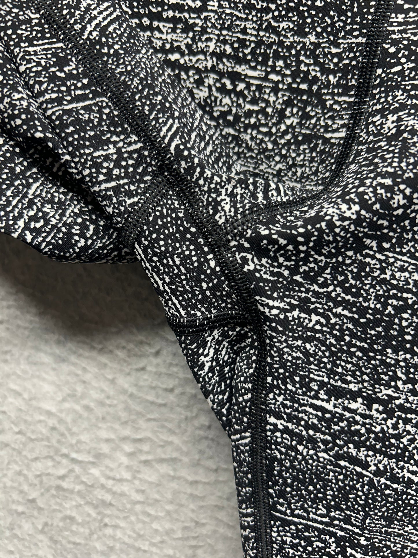 Lululemon Wunder Under Hi-Rise 17" Size 8 Air Time White Black