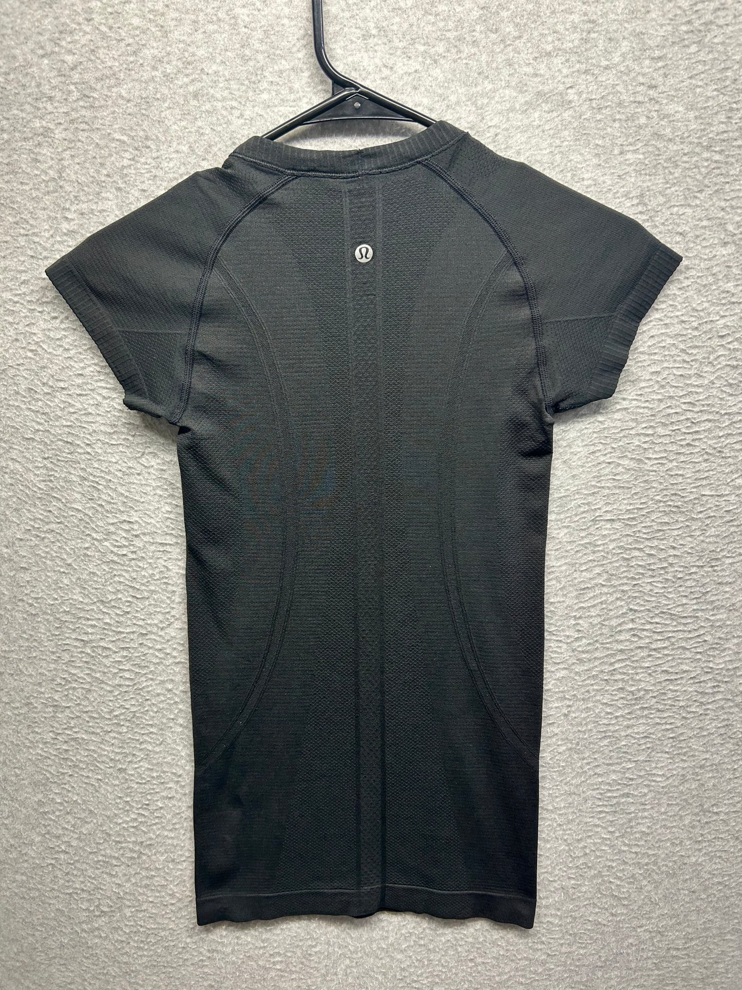 Lululemon Swiftly Tech Short Sleeve Crew Size 2 Black