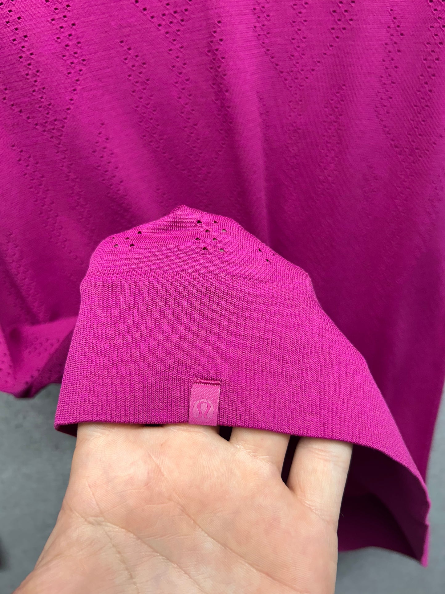 Lululemon Swiftly Breathe Long Sleeve Size 8 Fletching Lines Ripened Raspberry