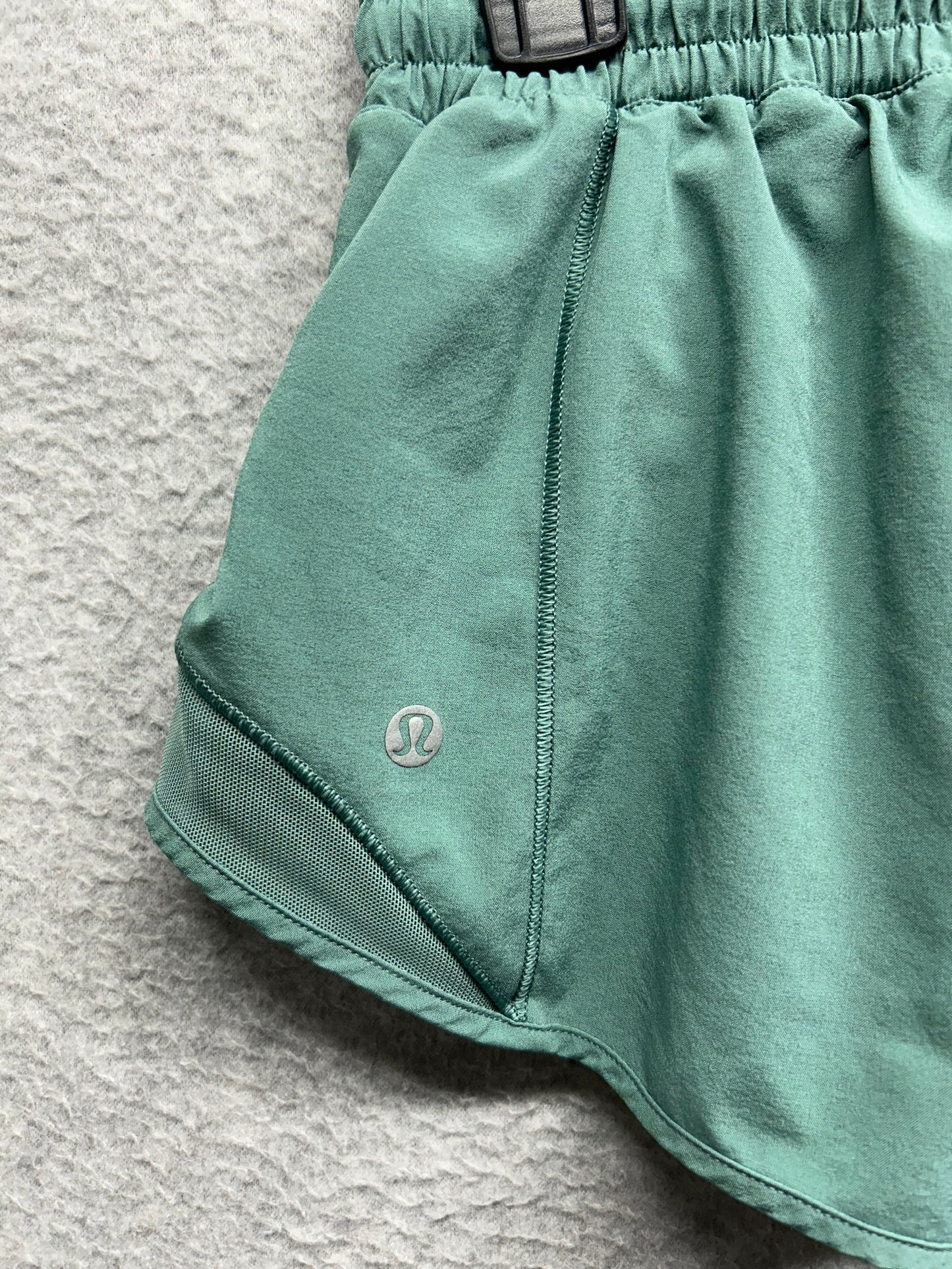 Lululemon Hotty Hot Short II 2.5" Size 8 Frosted Pine