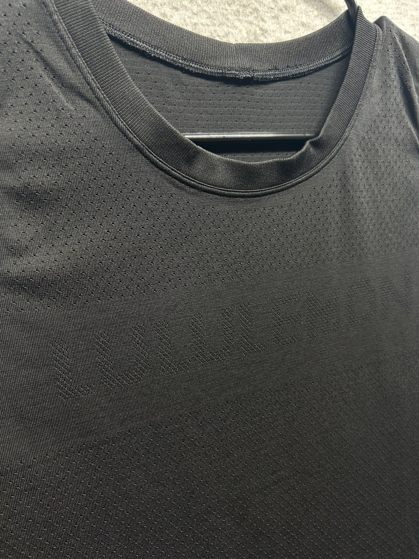 Lululemon Breeze By Muscle Crop Tan Logo Spellout Size 8 Black