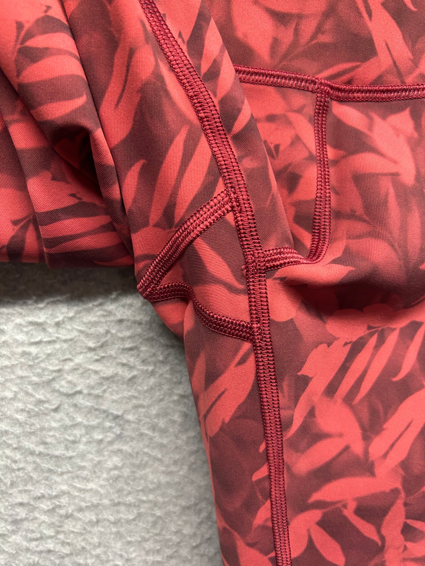 Lululemon Wunder Under High-Rise Tight 25" Size 4 Luxtreme Spray Leaf Fireside Red Multi