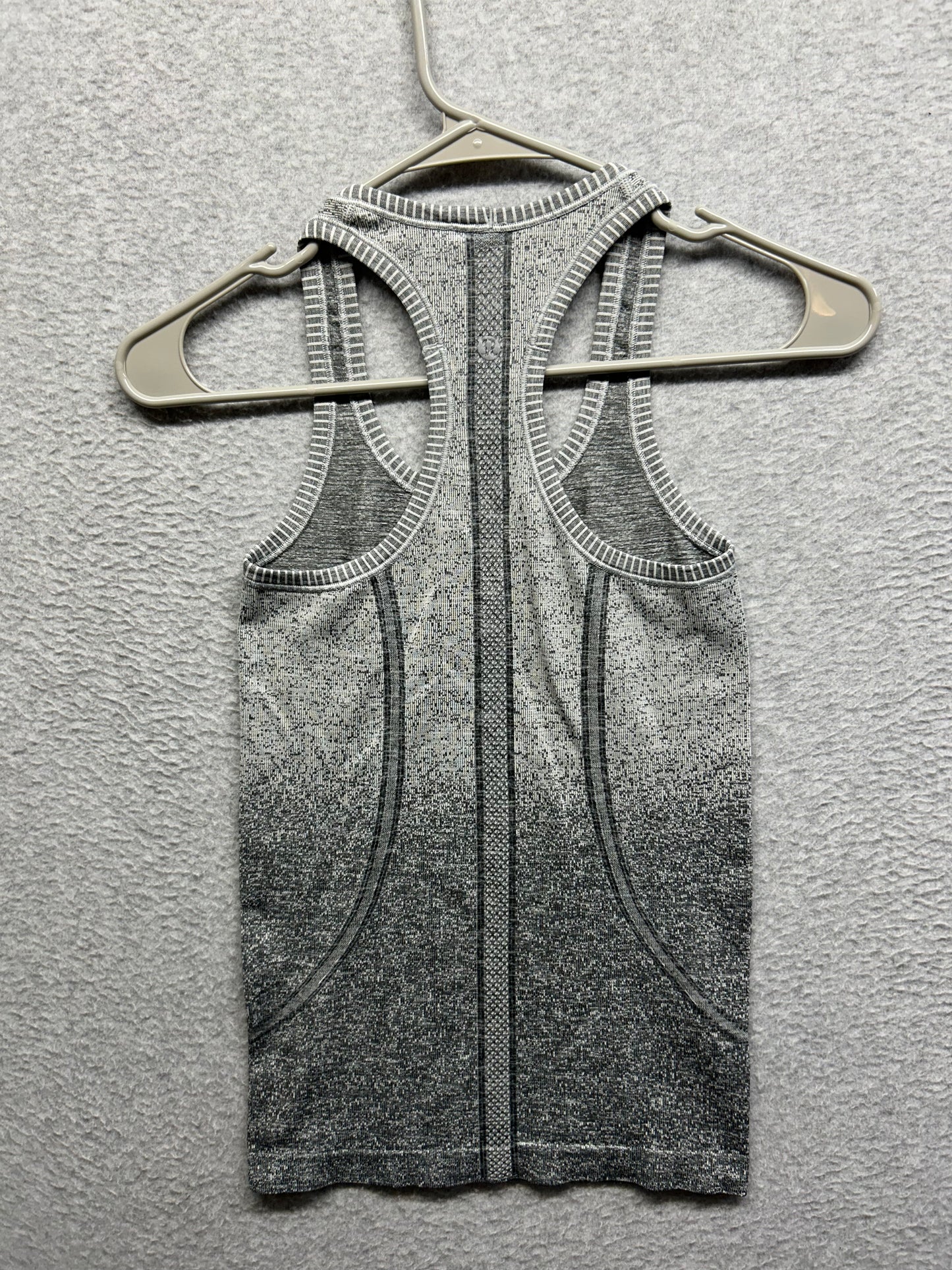 Lululemon Swiftly Tech Racerback Size 2 Gray White Ombre