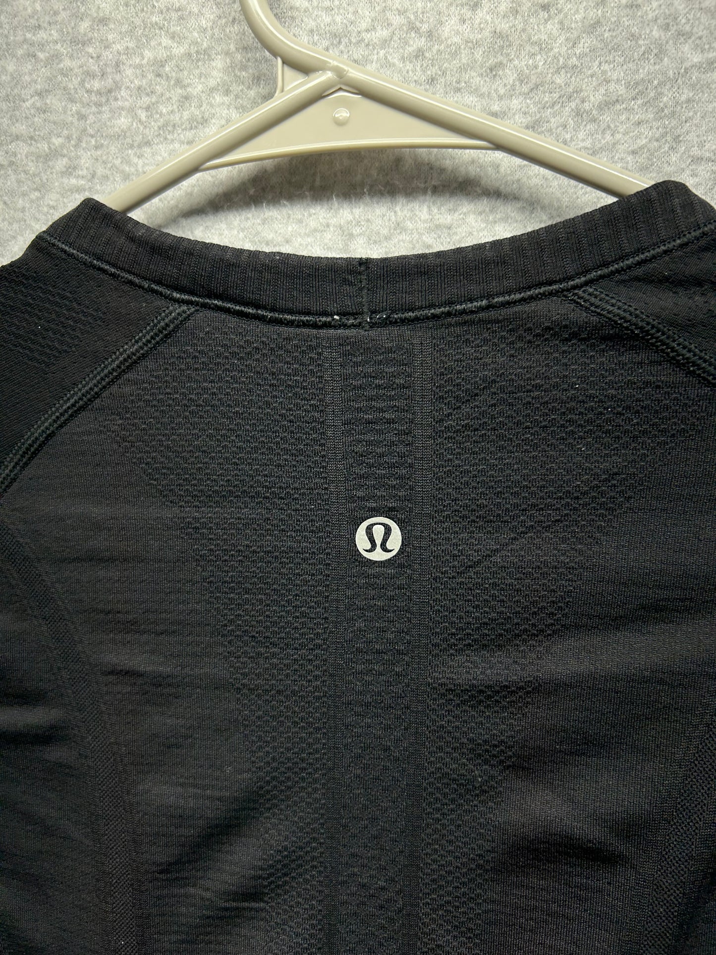 Lululemon Swiftly Tech Long Sleeve Crew Size 4 White Black Ombre
