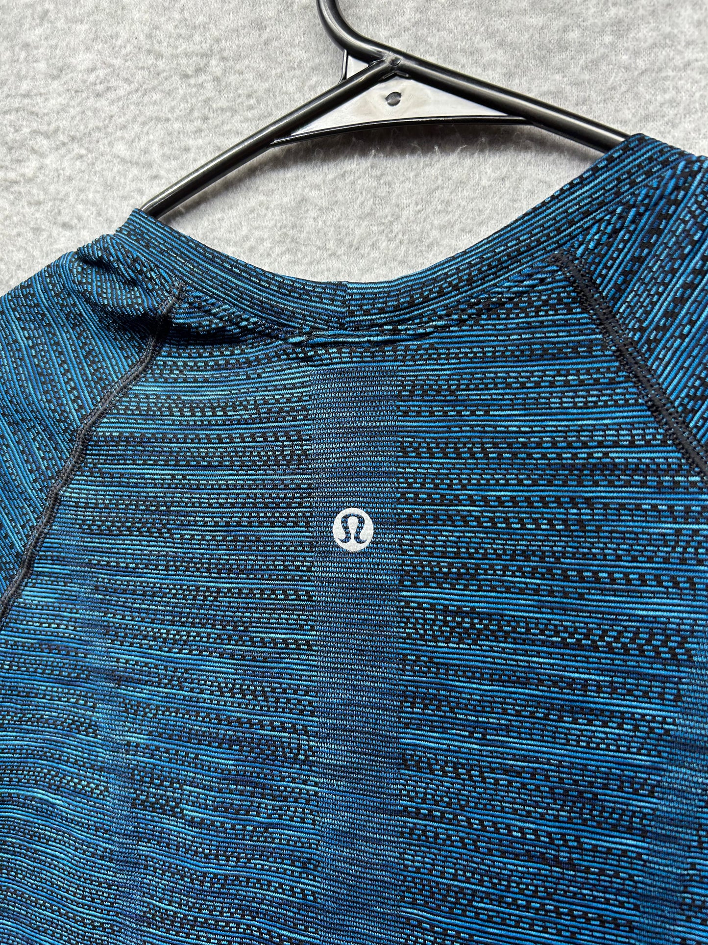 Lululemon Swiftly Tech Short Sleeve Crew Size 8 Sapphire Blue / Black