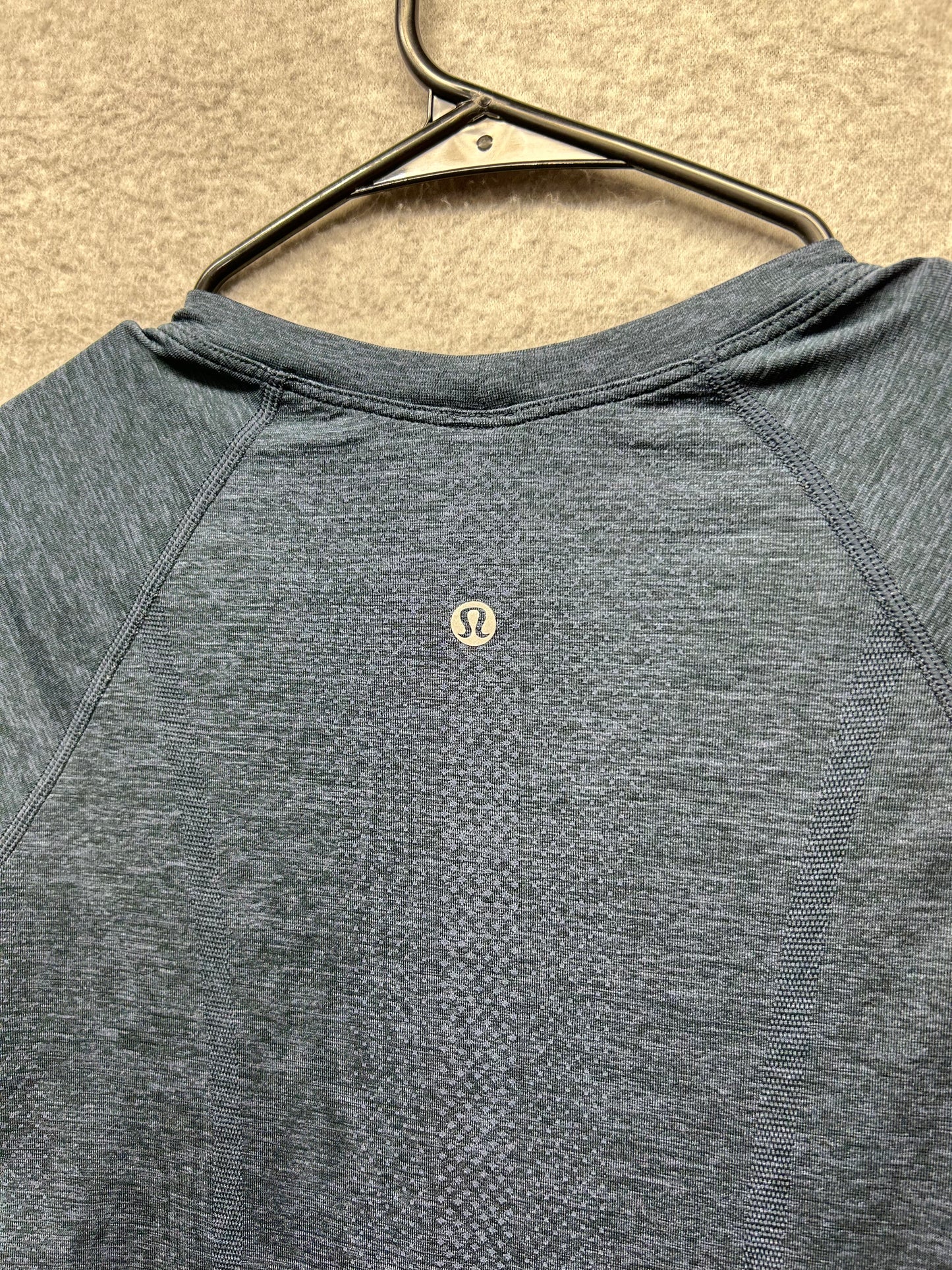 Lululemon Swiftly Tech Short Sleeve Crew Size 6 Cerulean Blue / Black