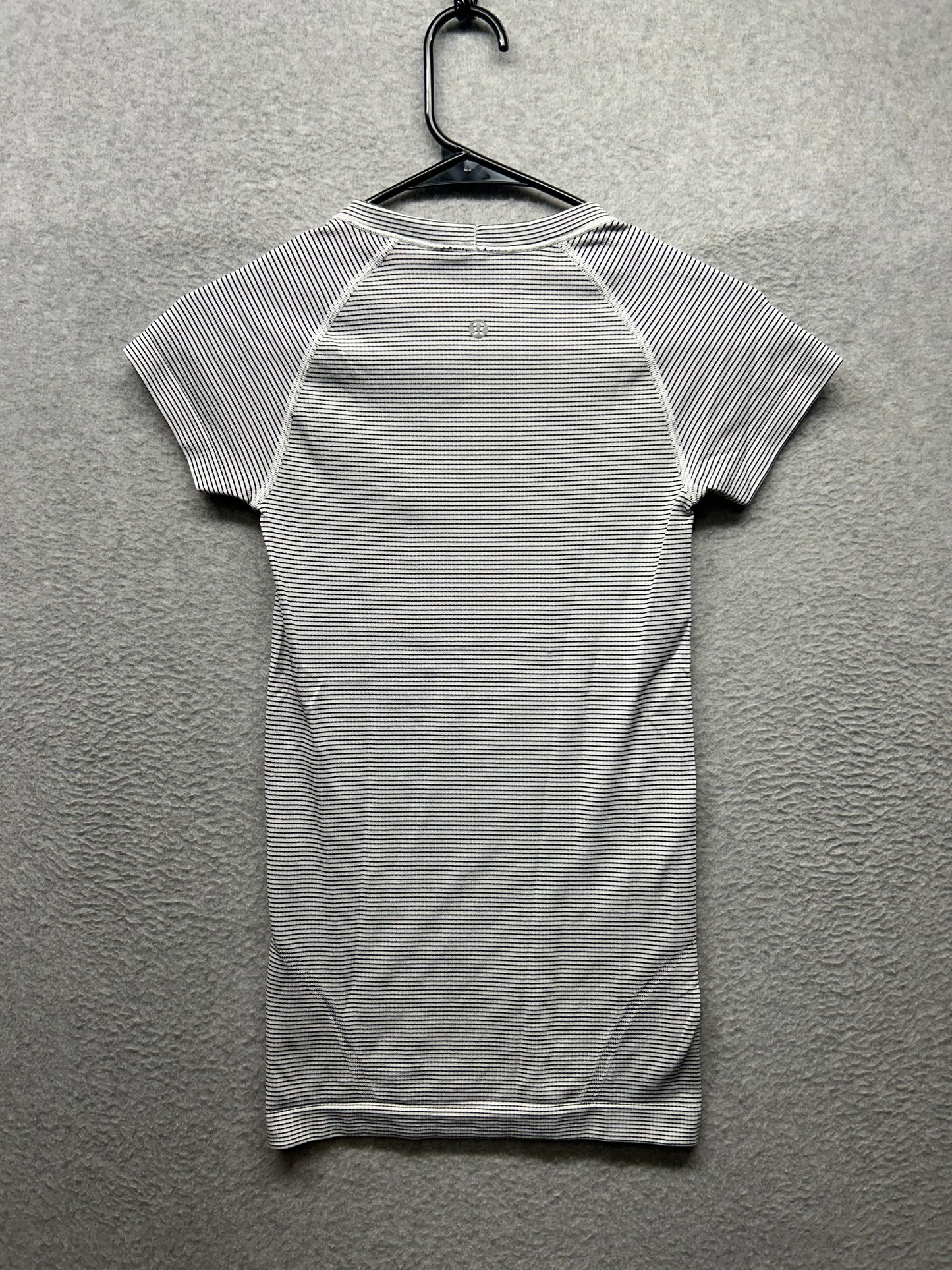 Lululemon Run: Swiftly Tech Short Sleeve Size 2 Stripe White