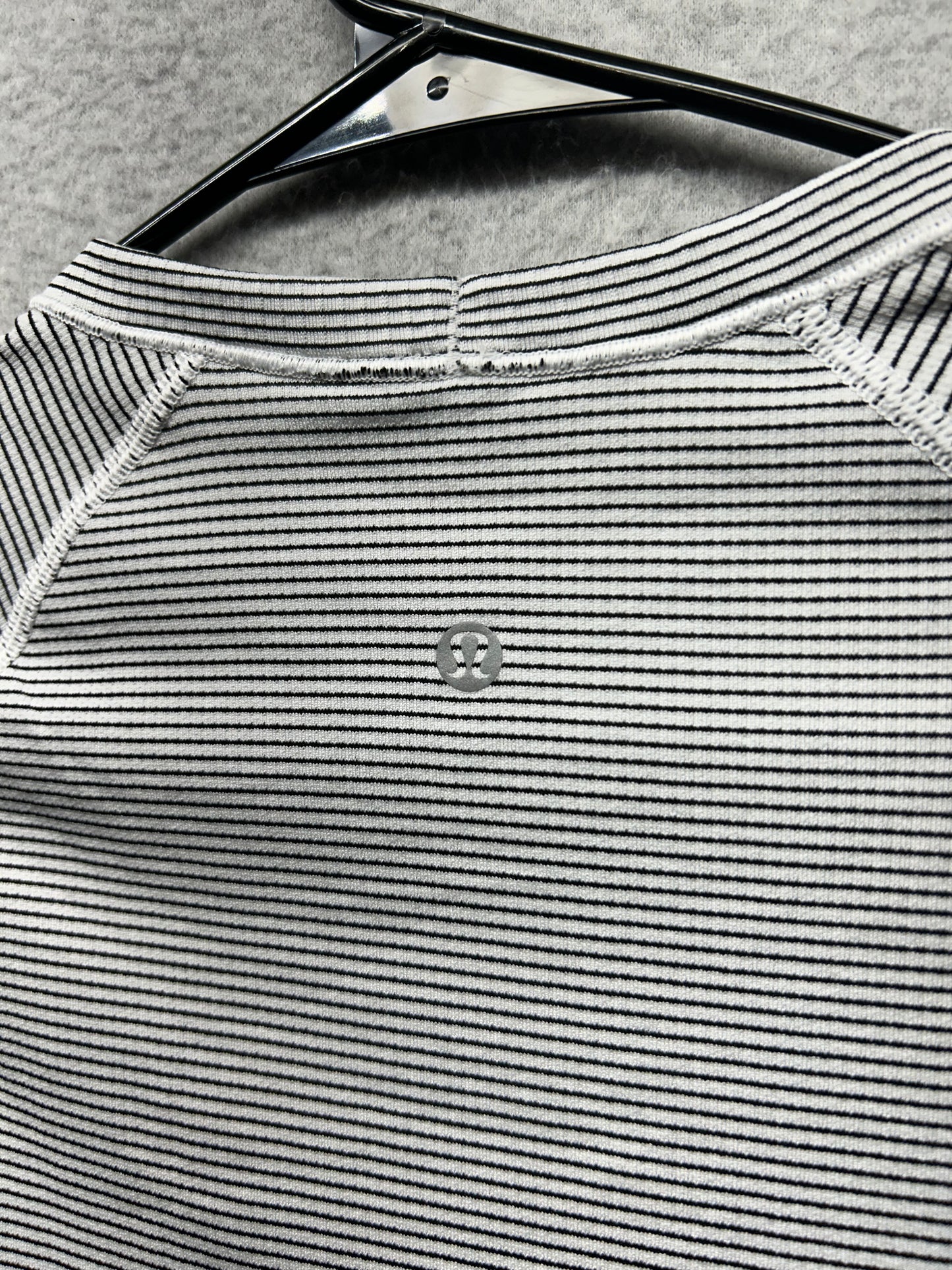 Lululemon Run: Swiftly Tech Short Sleeve Size 2 Stripe White