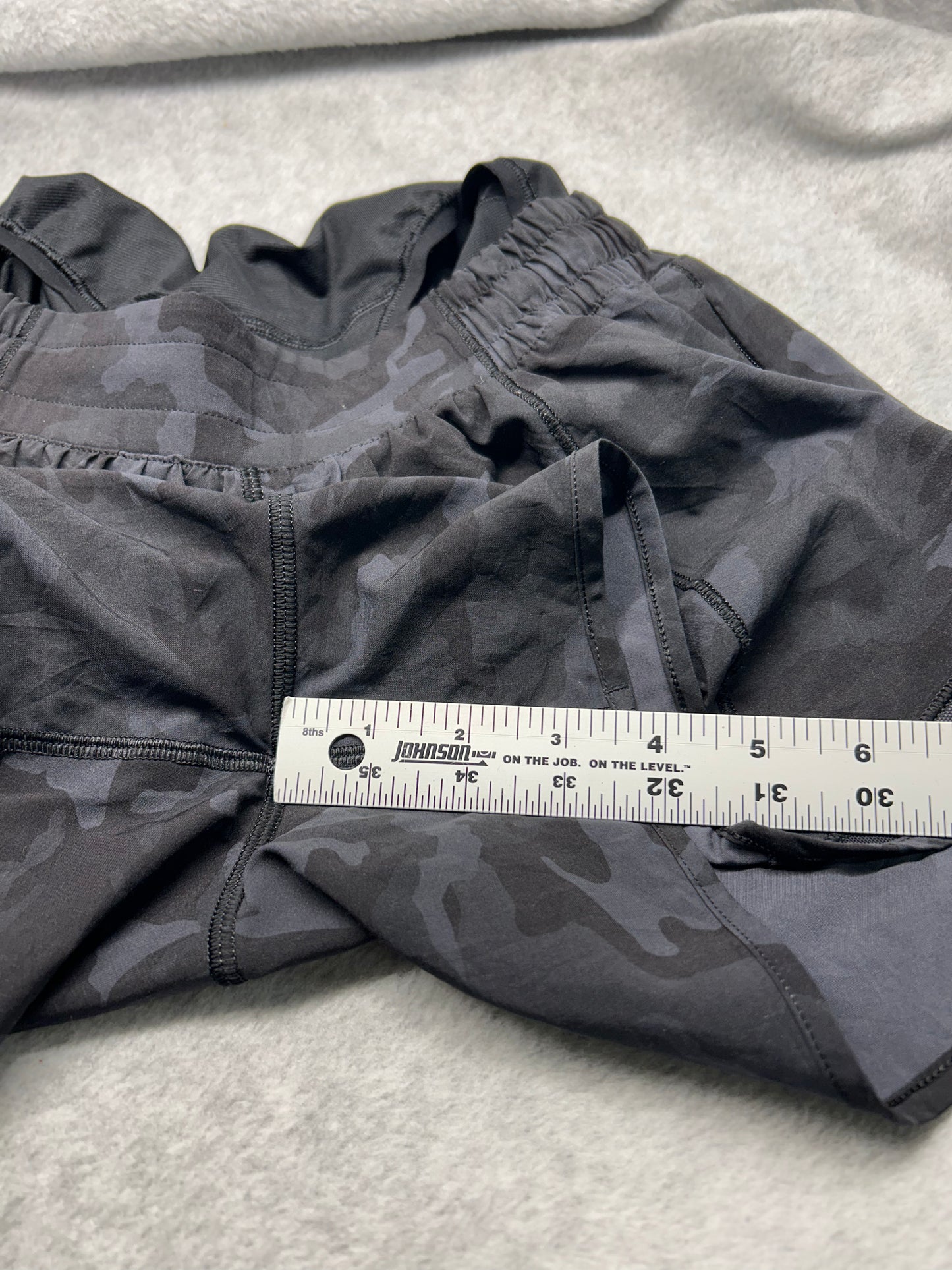 Lululemon Hotty Hot Short II Long 4" Size 6 Incognito Camo Multi Grey / Black