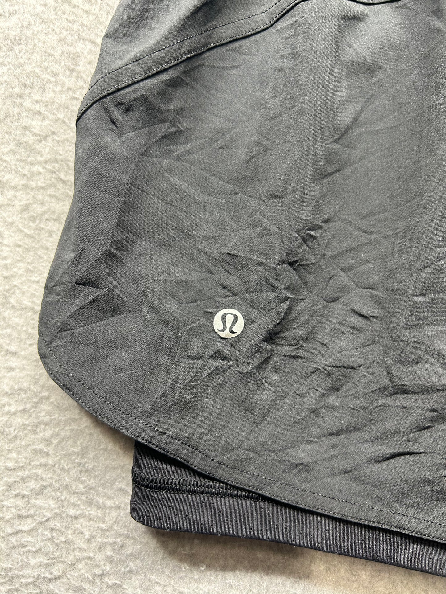 Lululemon Breezy Dot Shorts 2" Size 6 Black