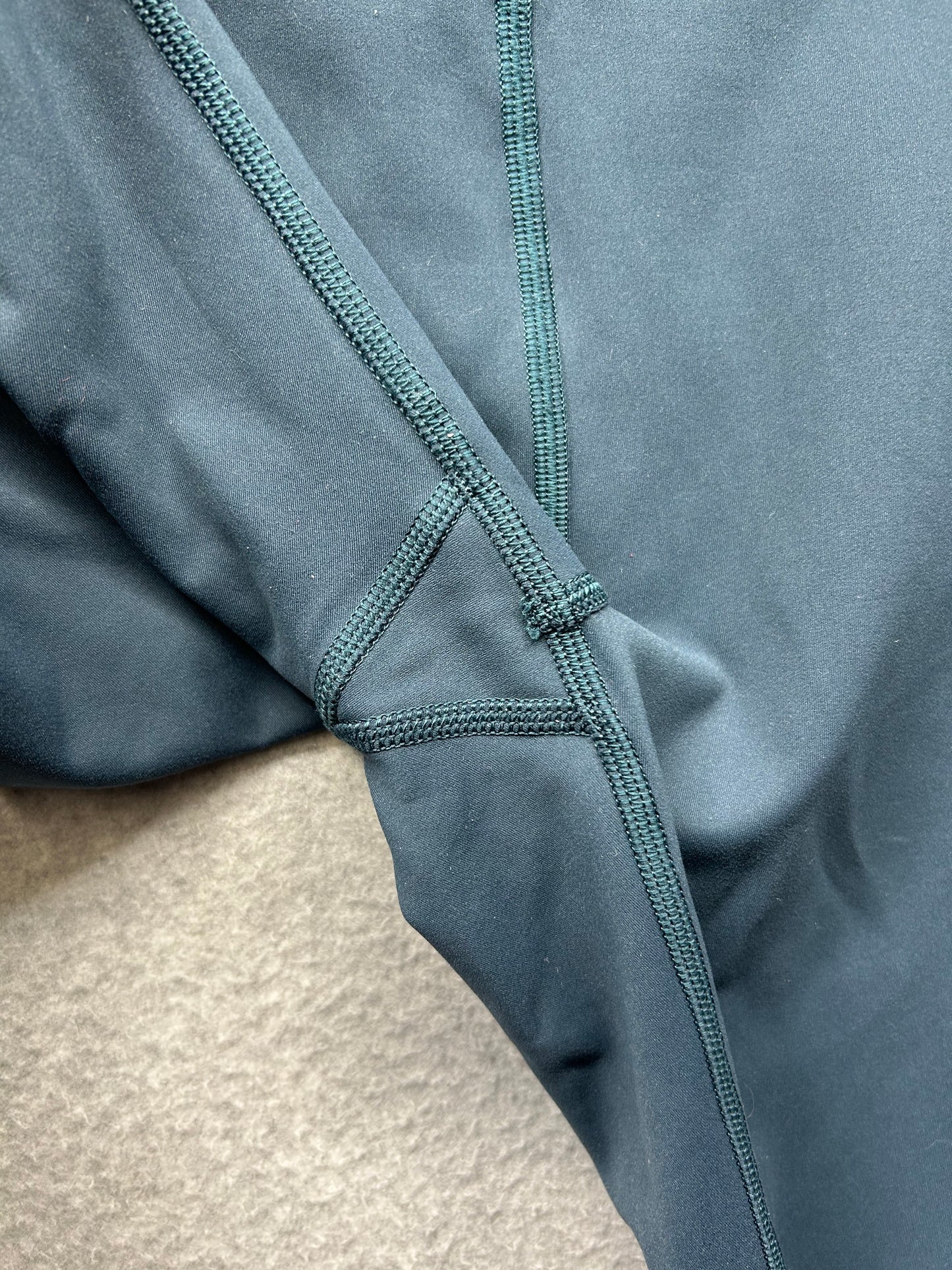 Lululemon In Movement Crop 19" Size 8 Submarine
