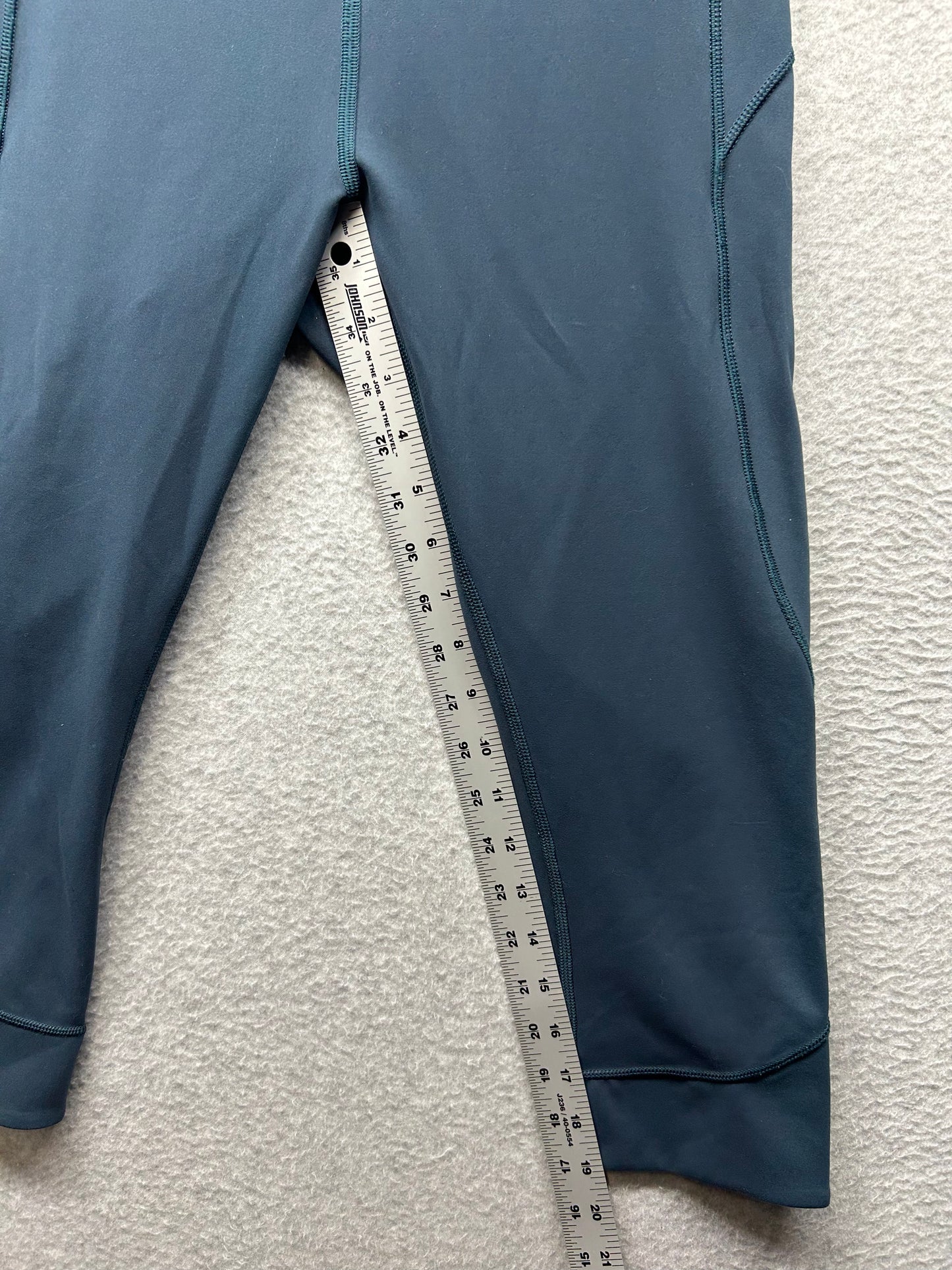 Lululemon In Movement Crop 19" Size 8 Submarine