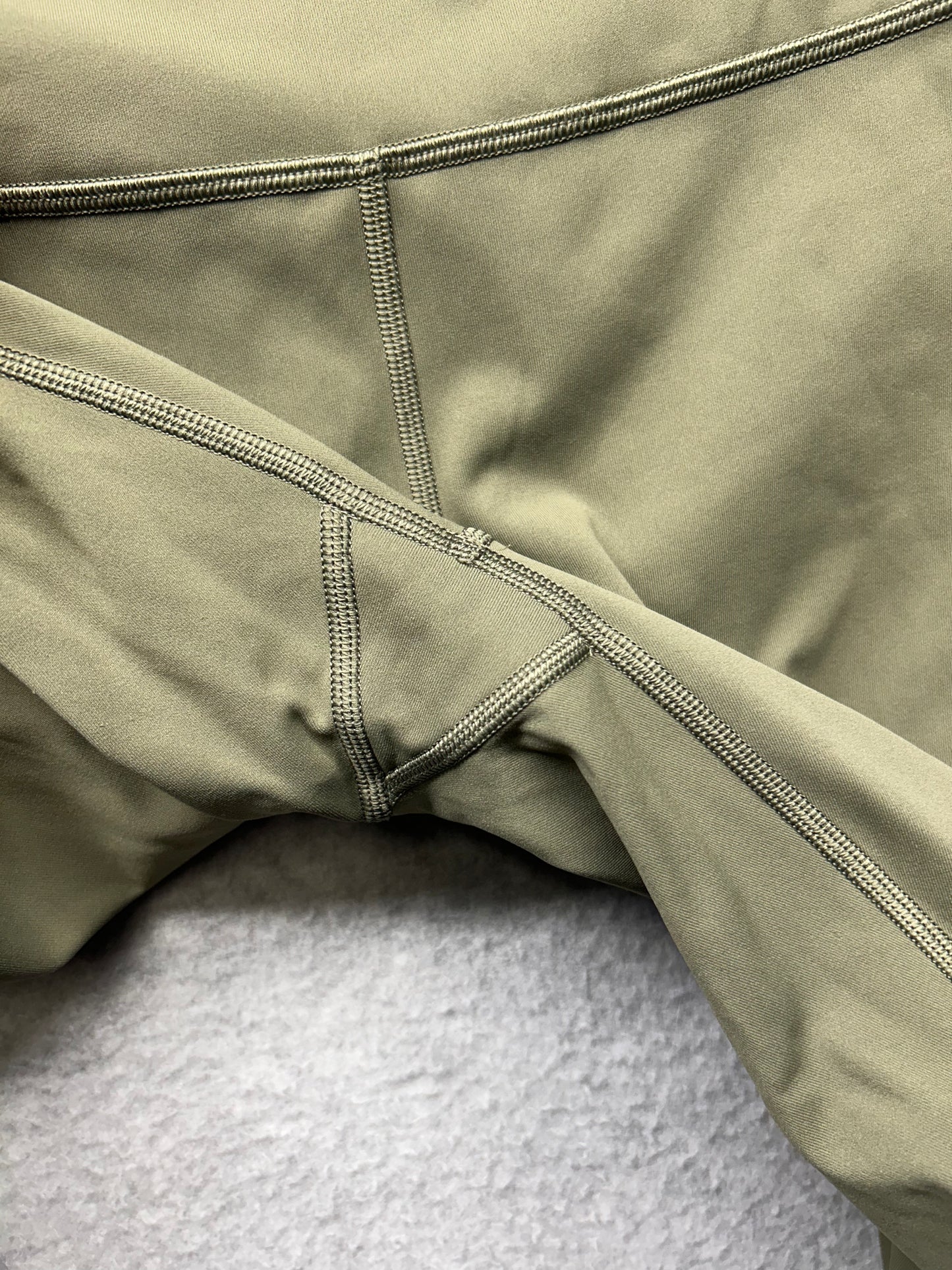 Lululemon Wunder Under Hi-Rise 1/2 Tight Full-On Luxtreme 16" Size 8 Dark Olive