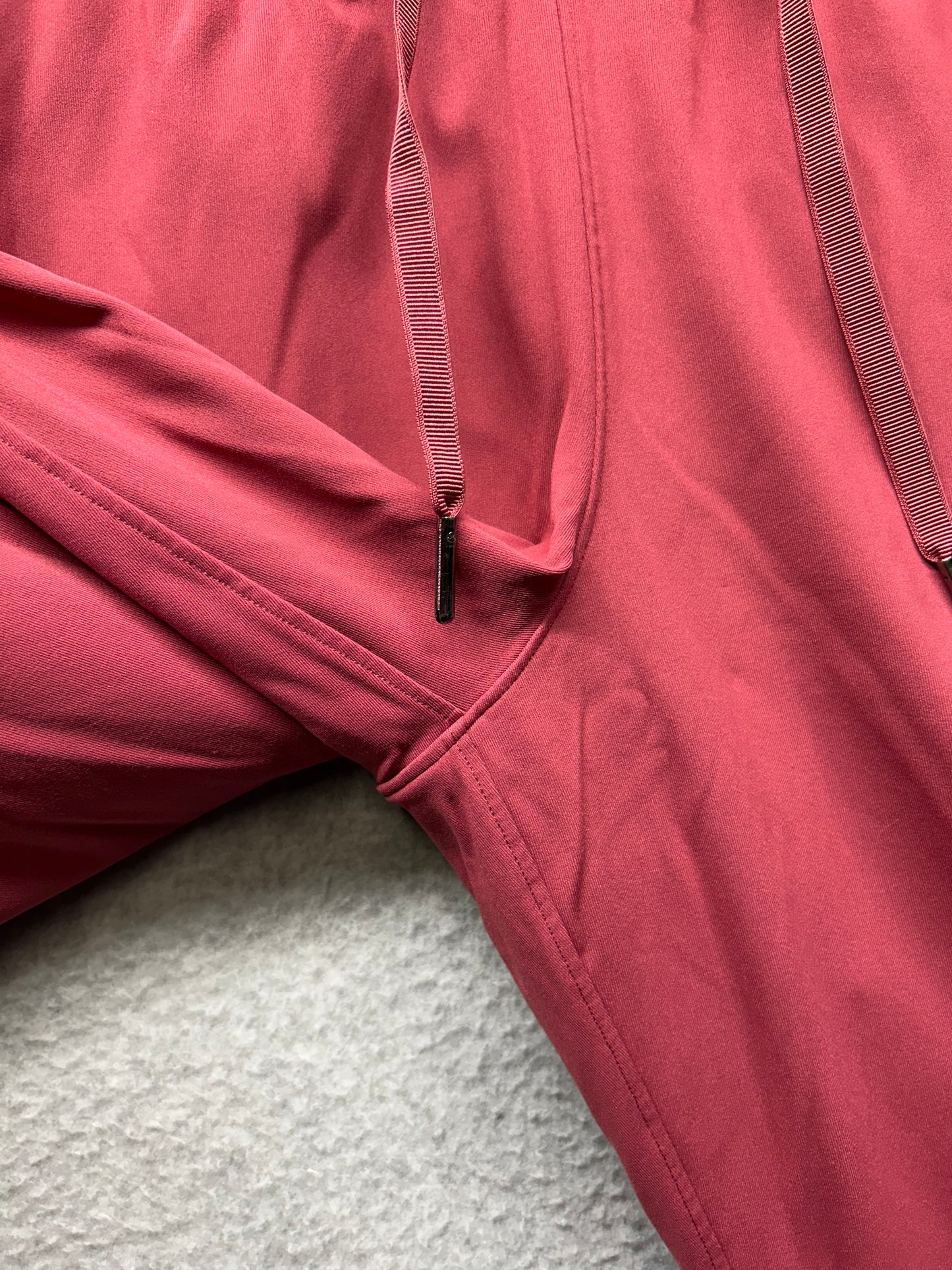 Lululemon On the Fly 7/8 Pant Size 2 Chianti