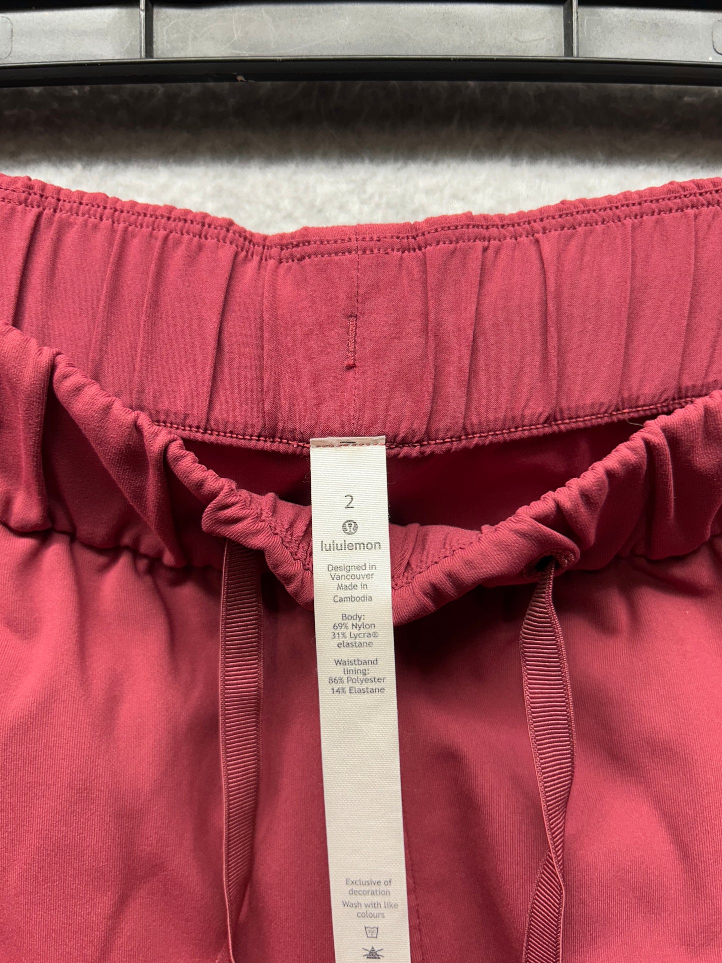 Lululemon On the Fly 7/8 Pant Size 2 Chianti