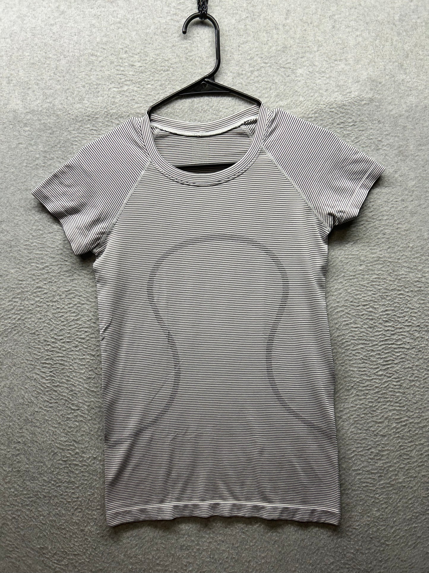 Lululemon Swiftly Tech Short Sleeve 2.0 Tempo Stripe Size 6 White / Black