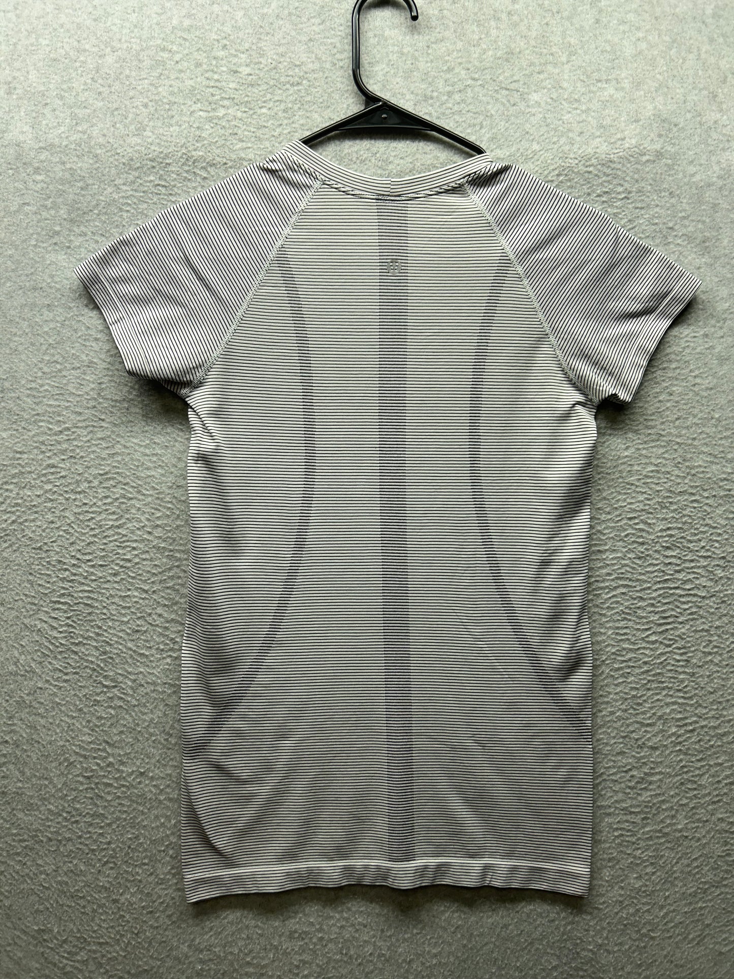 Lululemon Swiftly Tech Short Sleeve 2.0 Tempo Stripe Size 6 White / Black