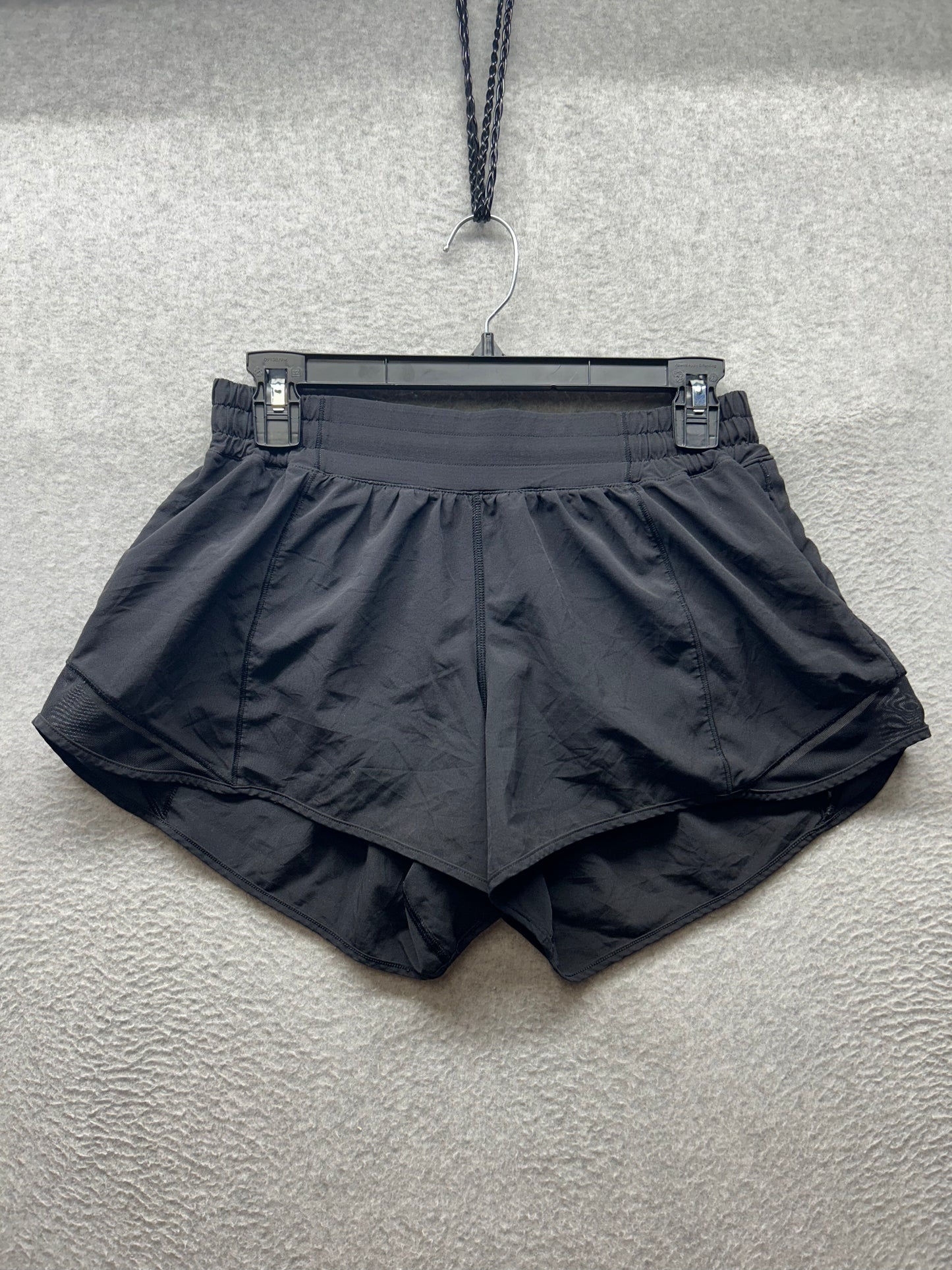 Lululemon Hotty Hot Short II Size 10 Tall 4" Black