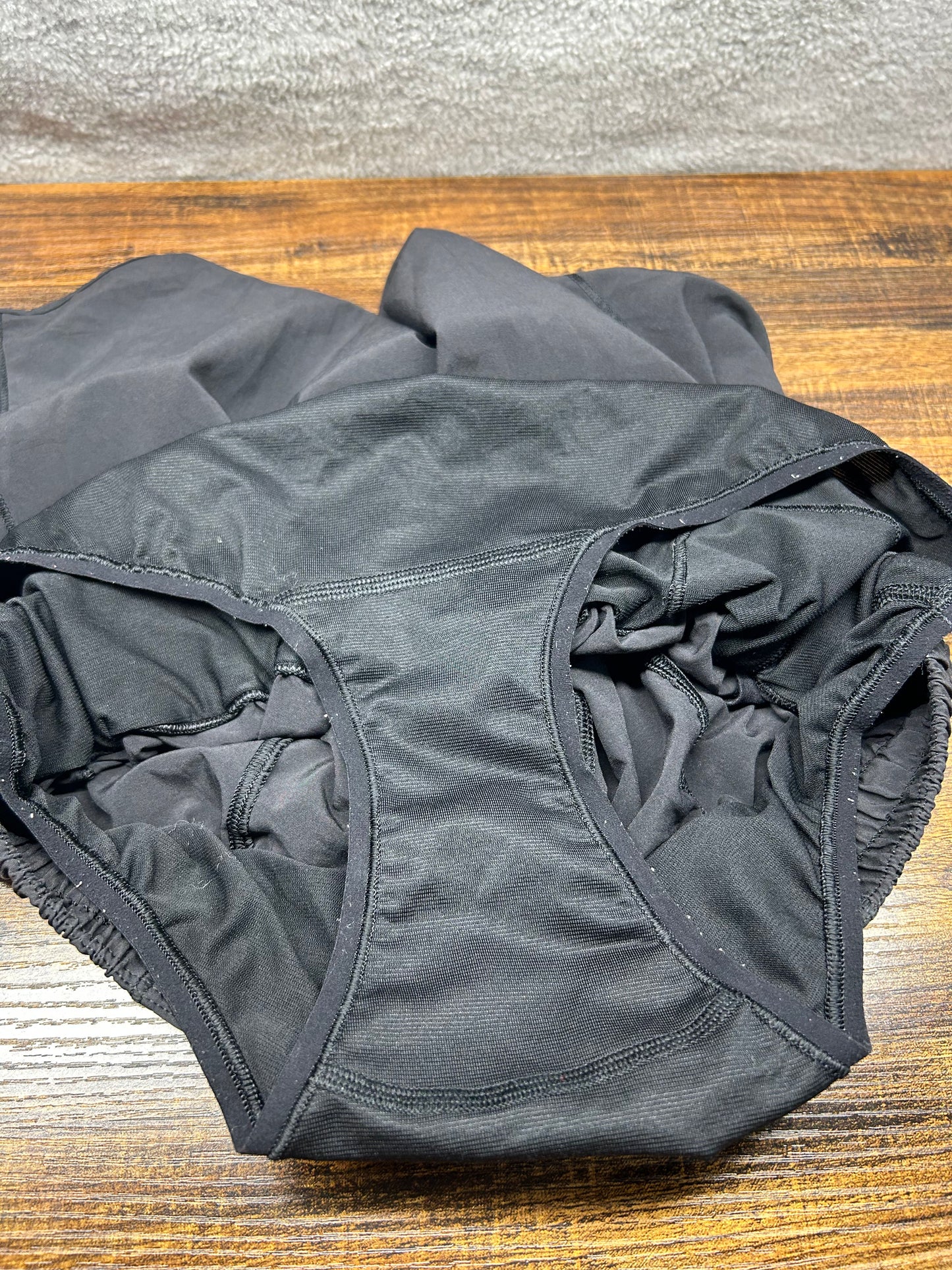 Lululemon Hotty Hot Short II Size 10 Tall 4" Black