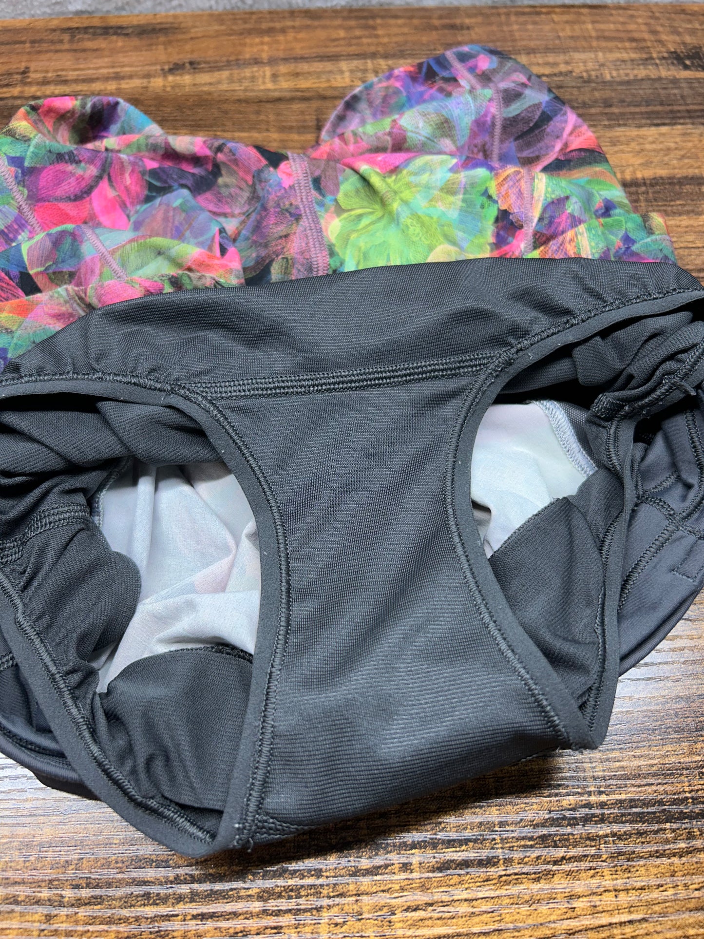 Lululemon Speed Up Mid-Rise Lined Short 4" Size 0 Vivid Floral Tone Multi
