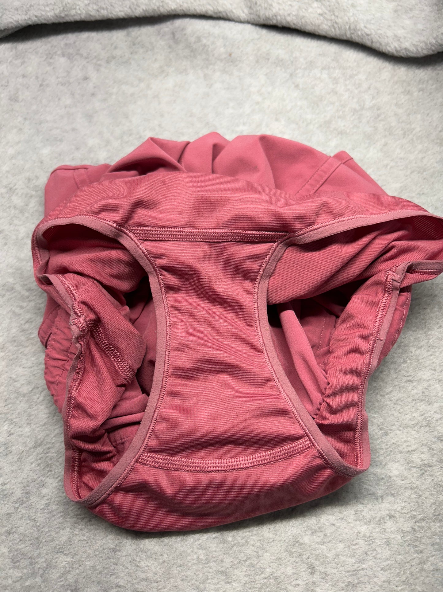 Lululemon Tracker Short V 4" Size 4 Lush