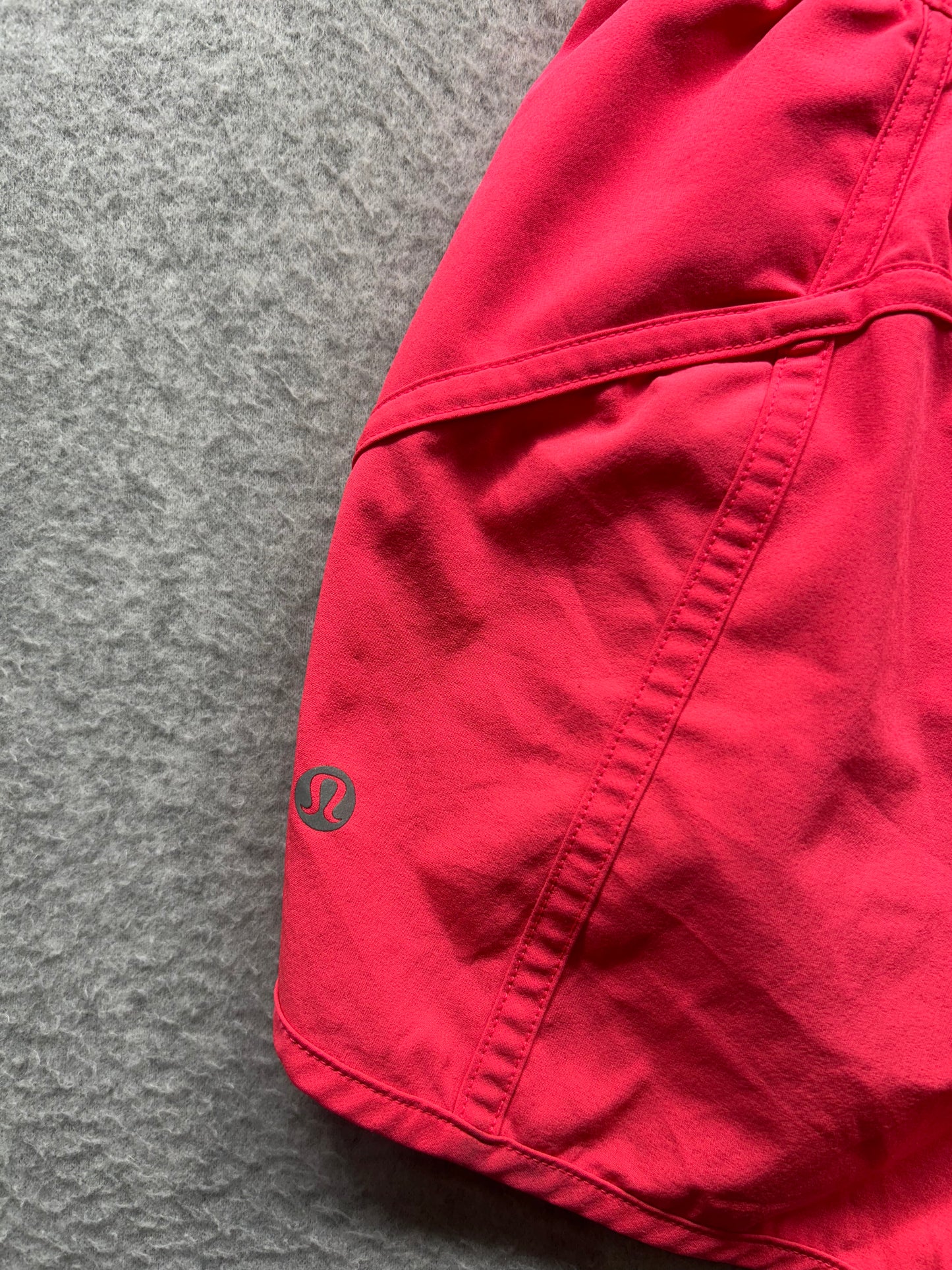 Lululemon Tracker Short V 4" Size 4 Razzle