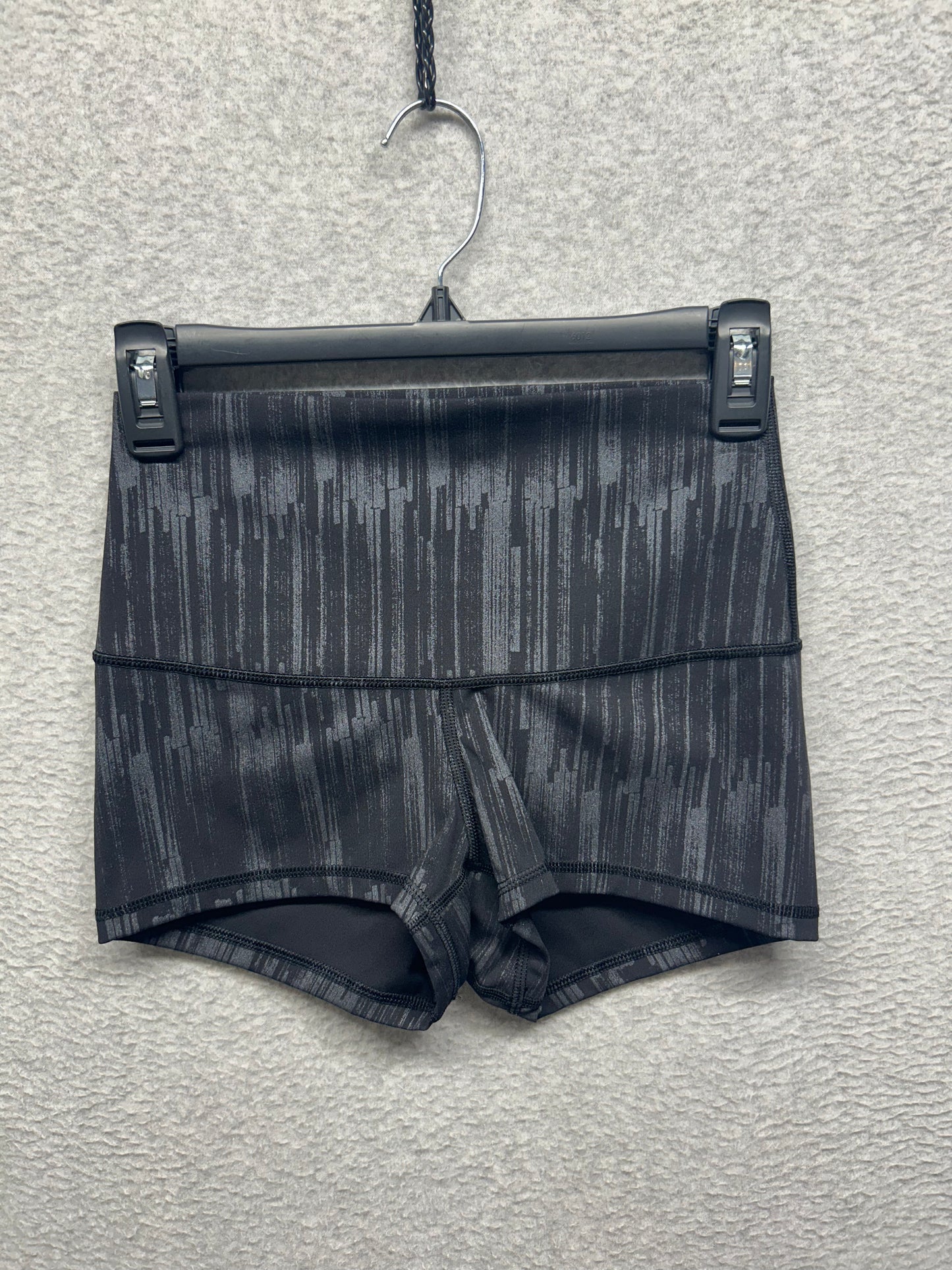 Lululemon Boogie Short Luxtreme Roll Down Size 6 Scratch Match Black Multi