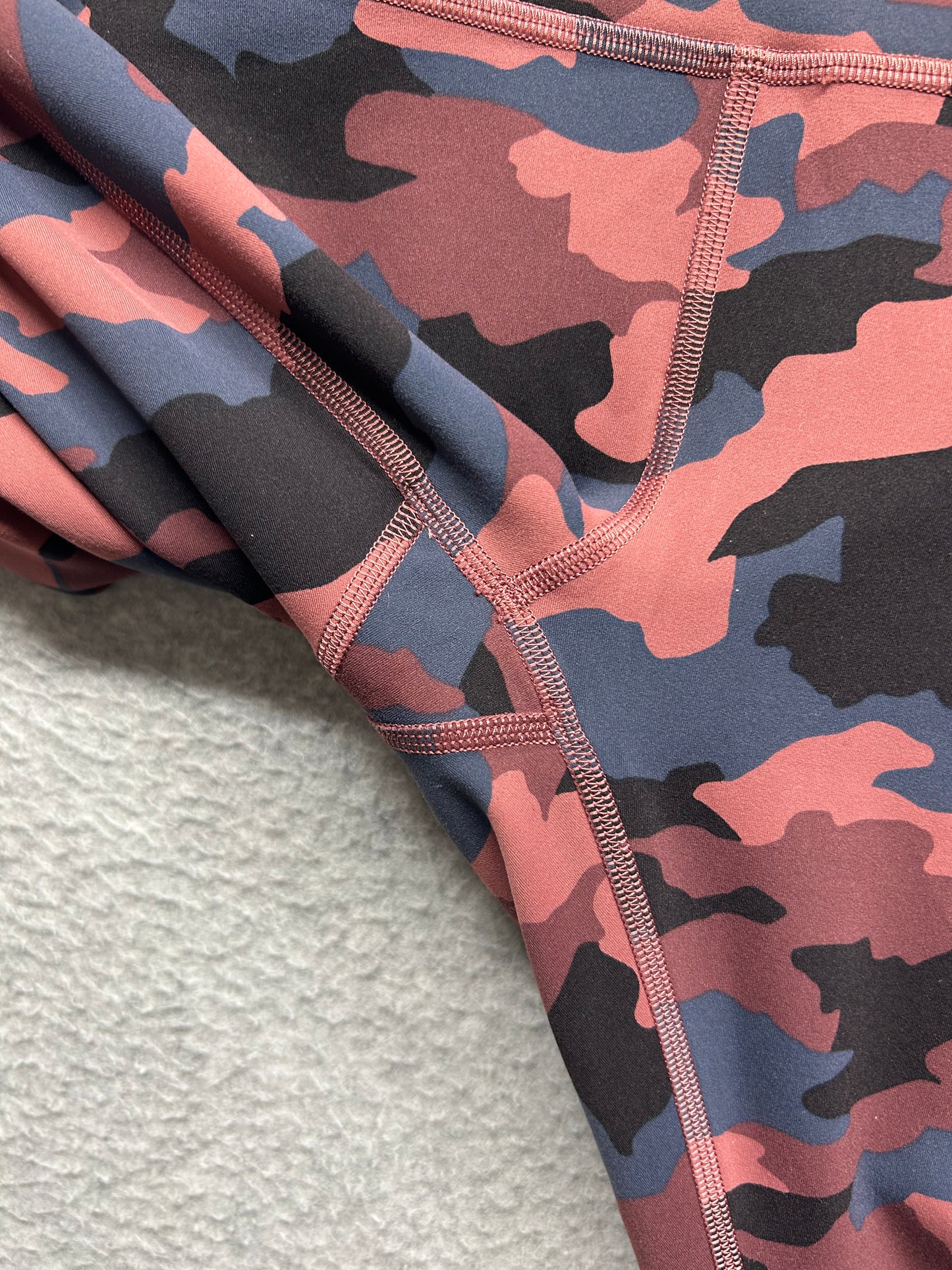Lululemon Wunder Train High-Rise Tight 25" Size 8 Heritage 365 Camo Smoky Red Night Sea Multi