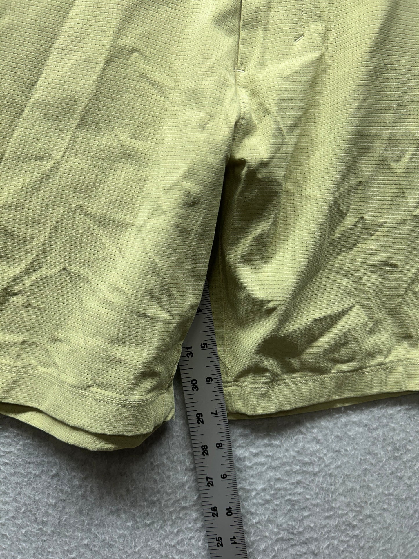 Lululemon Commission Classic-Fit Short 7" Ventlight Mens Size 28 Yellow
