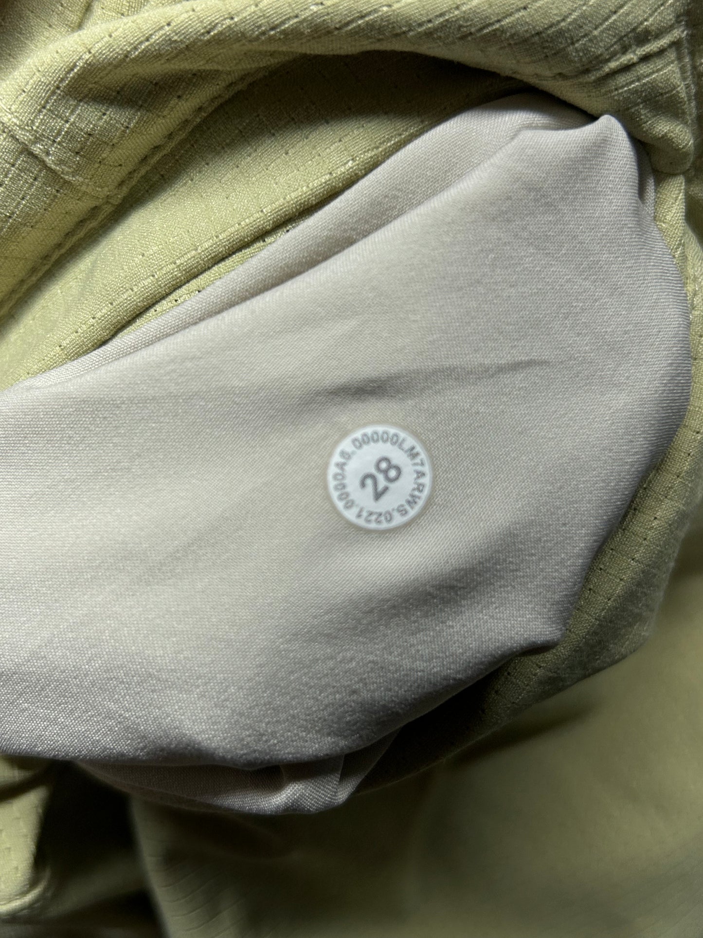 Lululemon Commission Classic-Fit Short 7" Ventlight Mens Size 28 Yellow