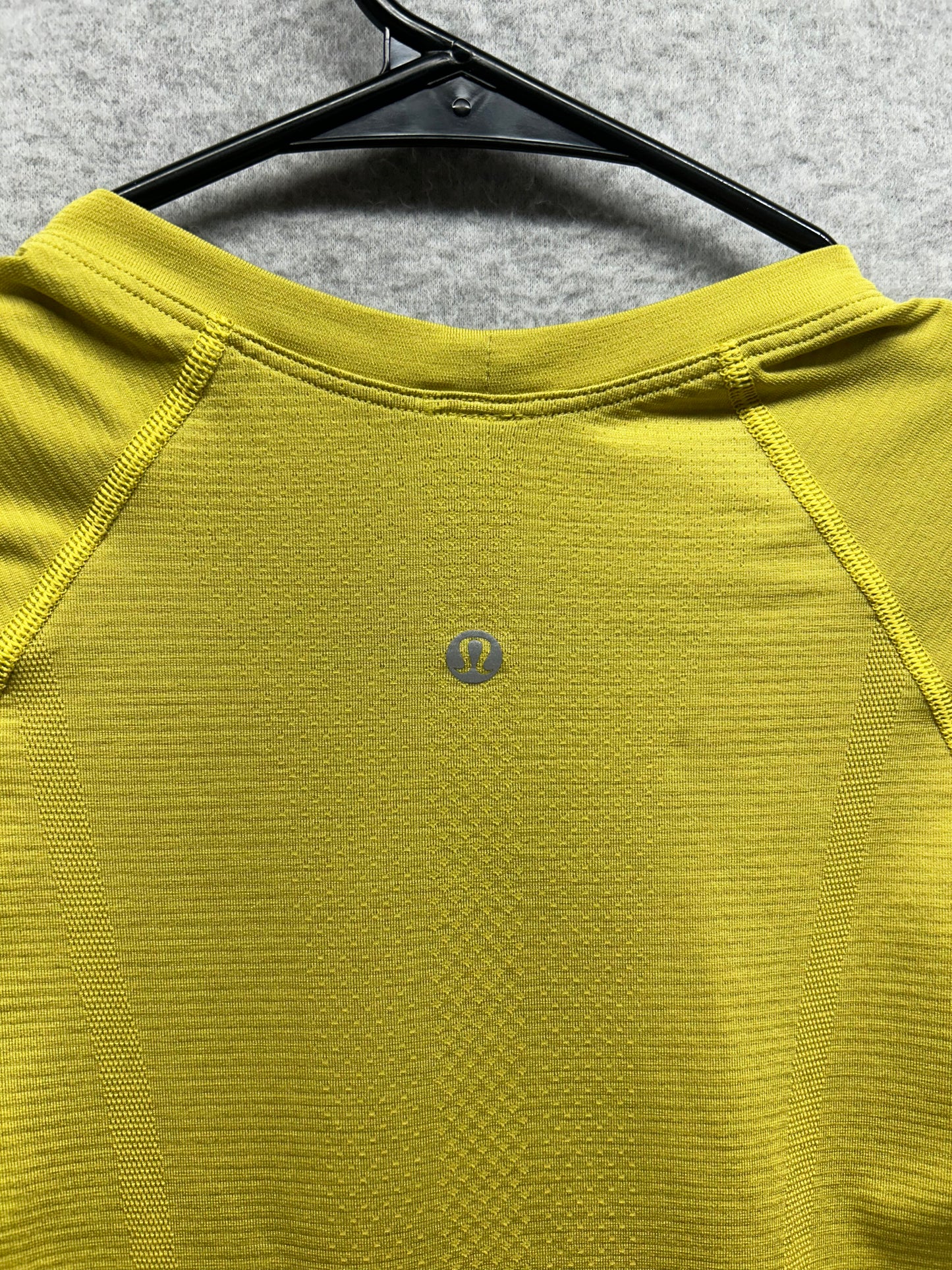 Lululemon Swiftly Tech Short-Sleeve Shirt 2.0 Race Length Size 6 Utility Yellow