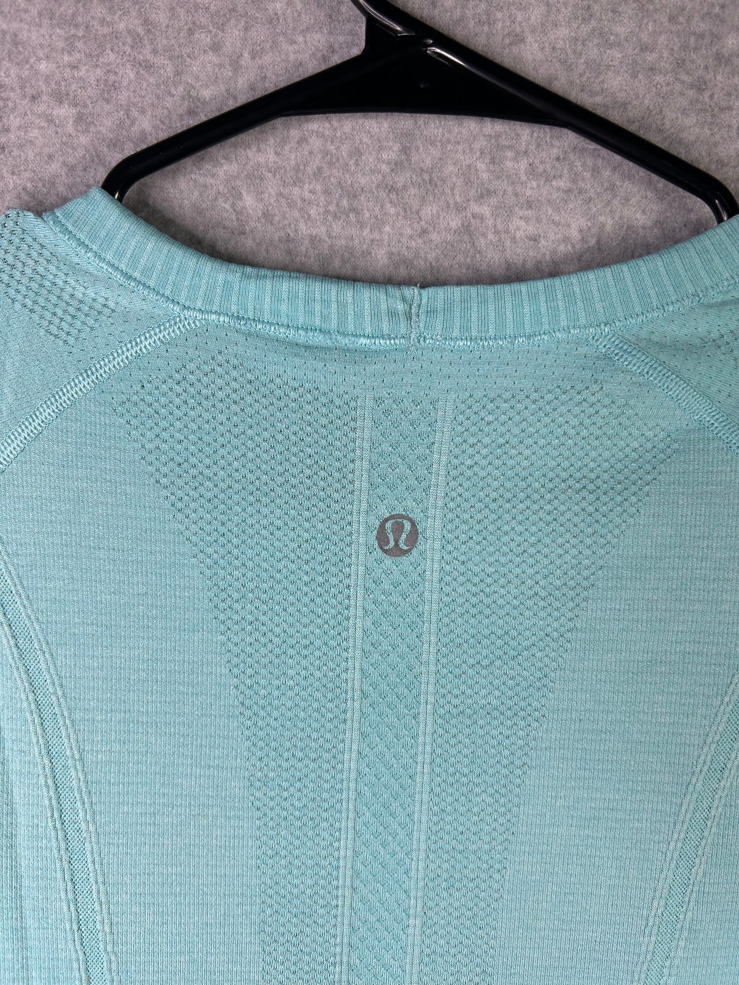 Lululemon Run: Swiftly Tech Short Sleeve Size 8 Menthol