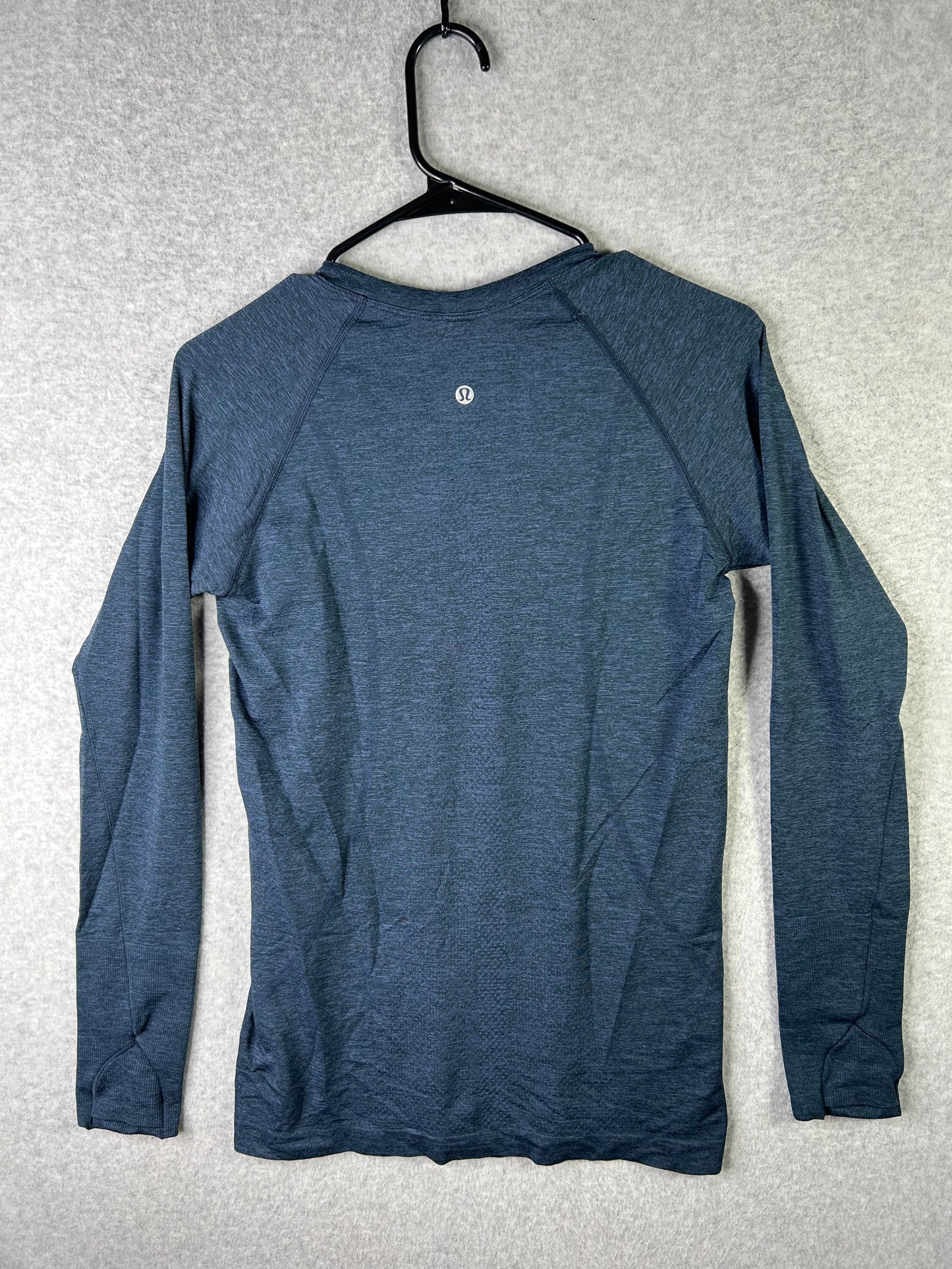 Lululemon Swiftly Tech Long Sleeve Crew Size 8 Black / Sapphire Blue