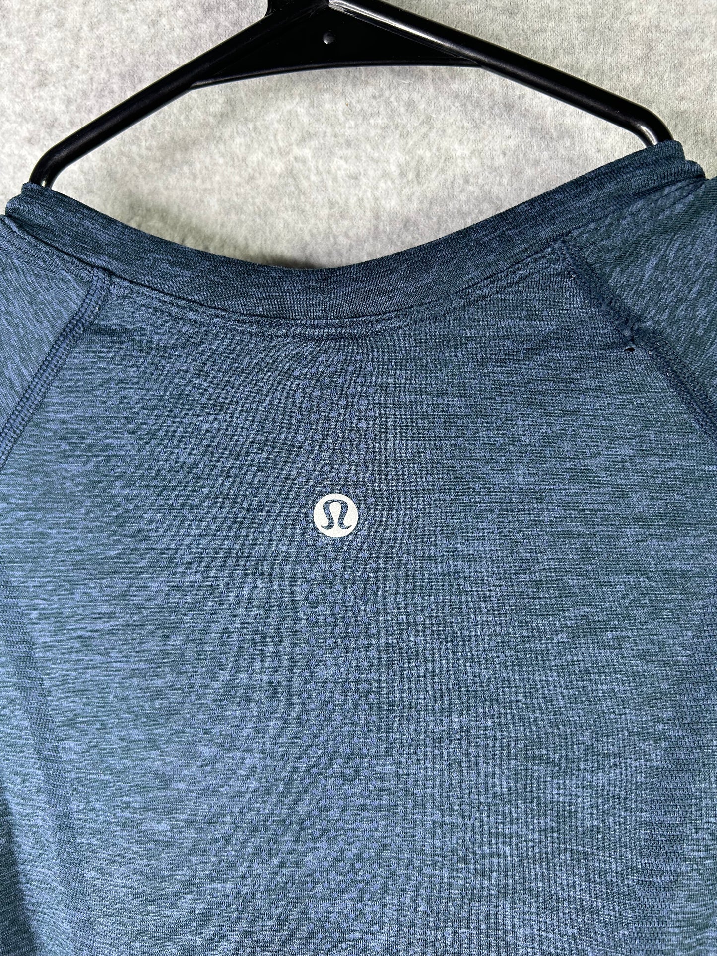 Lululemon Swiftly Tech Long Sleeve Crew Size 8 Black / Sapphire Blue