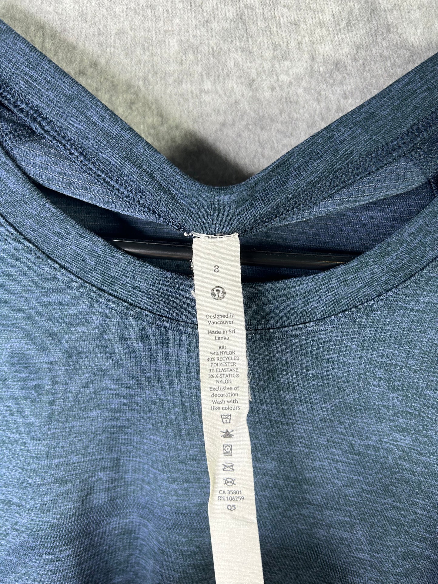 Lululemon Swiftly Tech Long Sleeve Crew Size 8 Black / Sapphire Blue