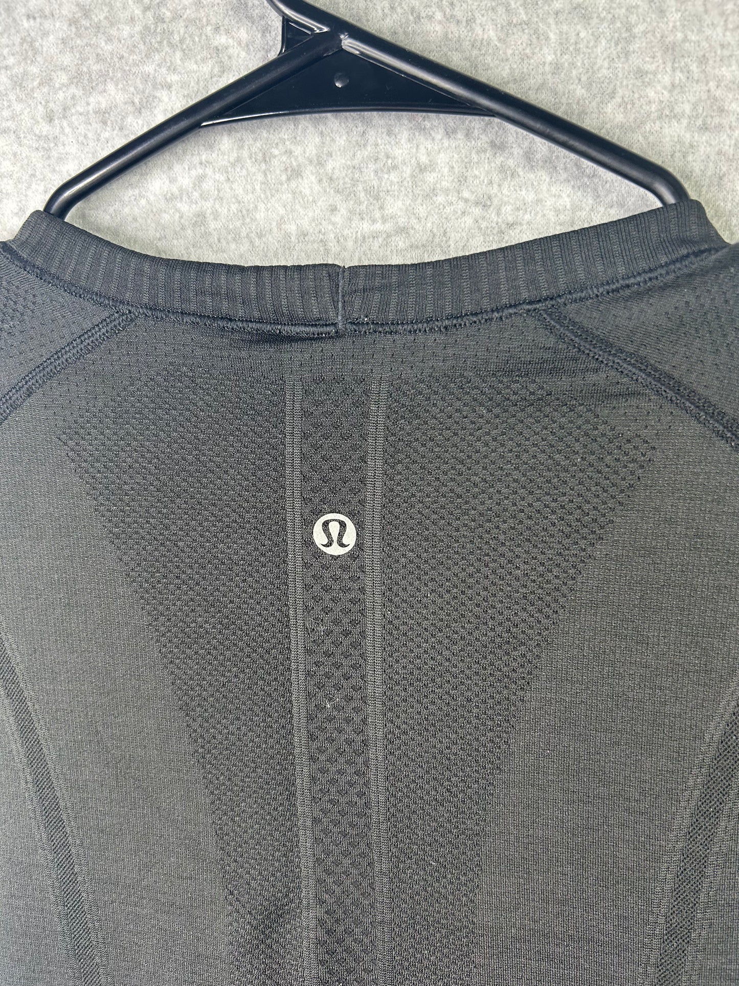 Lululemon Swiftly Tech Short Sleeve Crew Size 8 Black