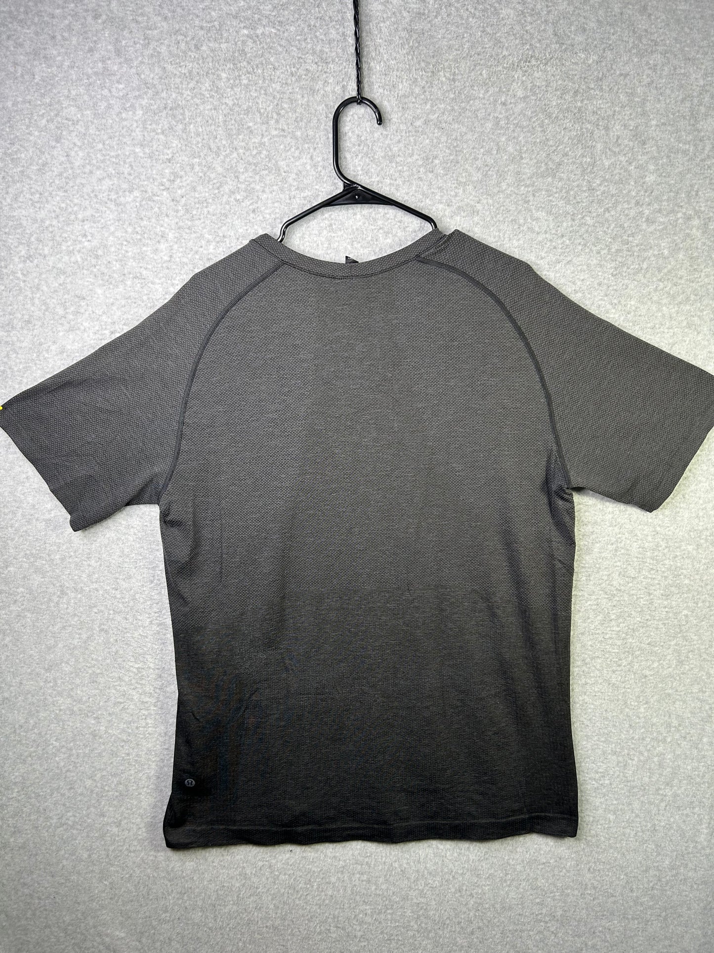 Lululemon Metal Vent Tech Short Sleeve Size XL Gray Black