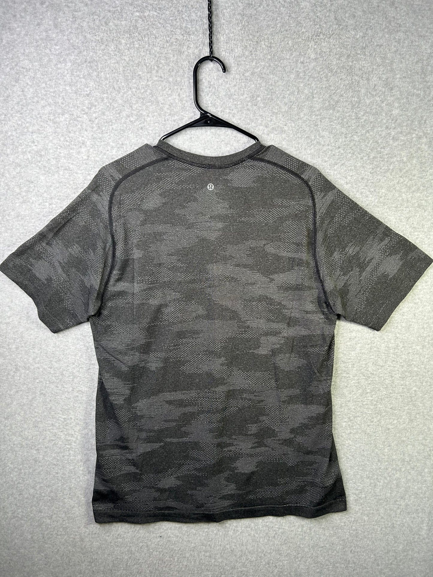 Lululemon Metal Vent Tech Short Sleeve Size Large Black Camo