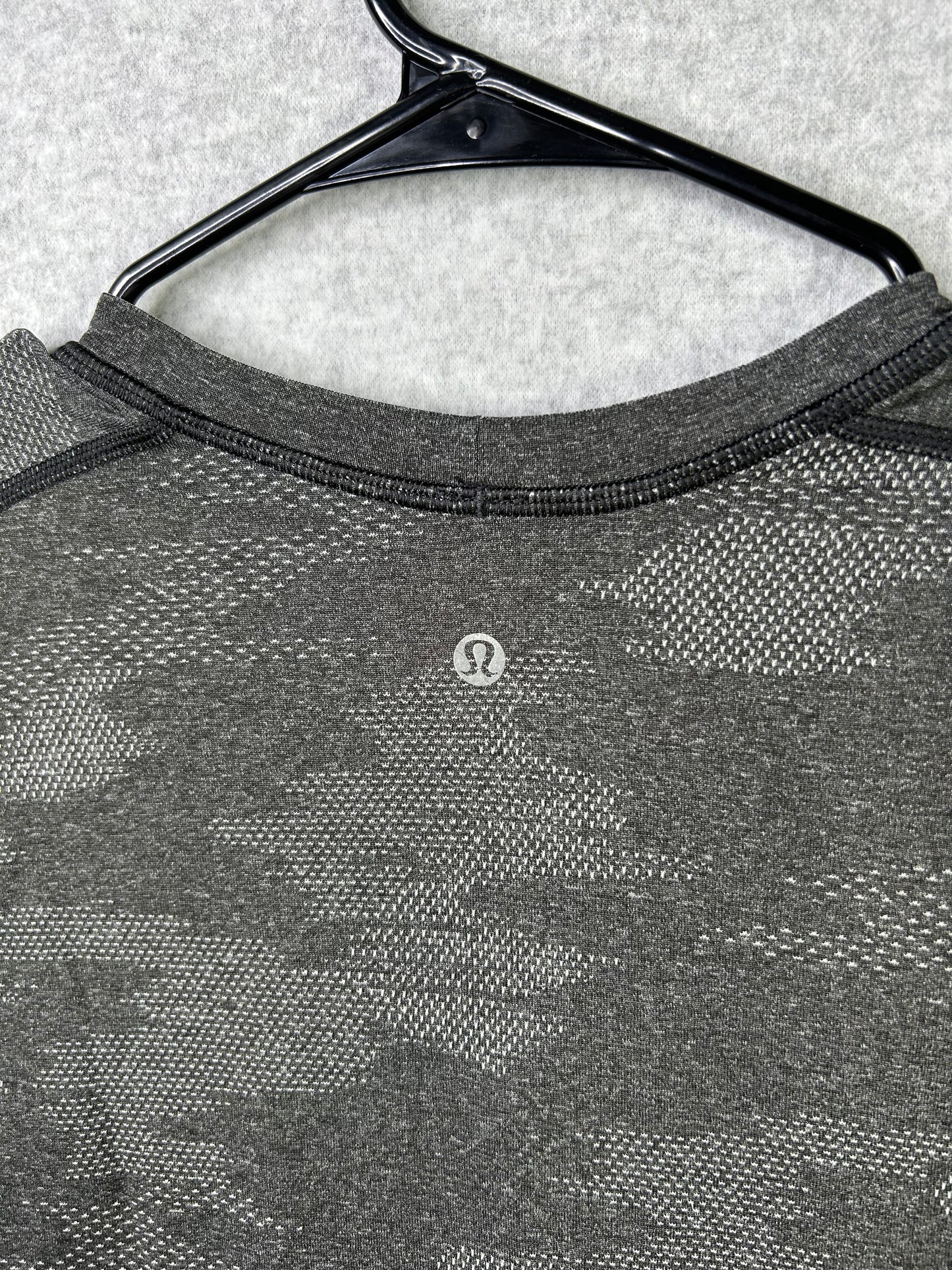 Lululemon Metal Vent Tech Short Sleeve Size Large Black Camo