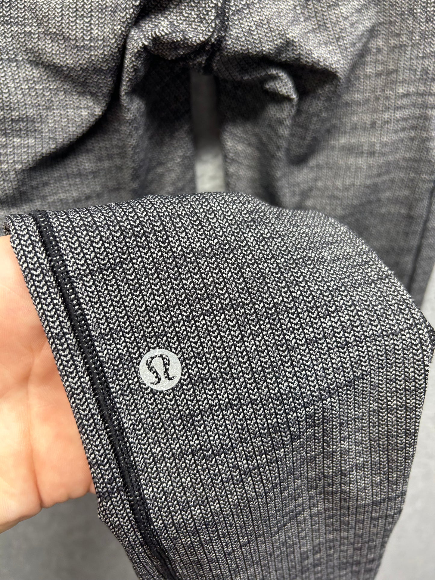 Lululemon Speed Up Tight 28" Luxtreme Size 4 Luon Variegated Knit Black Heathered Black