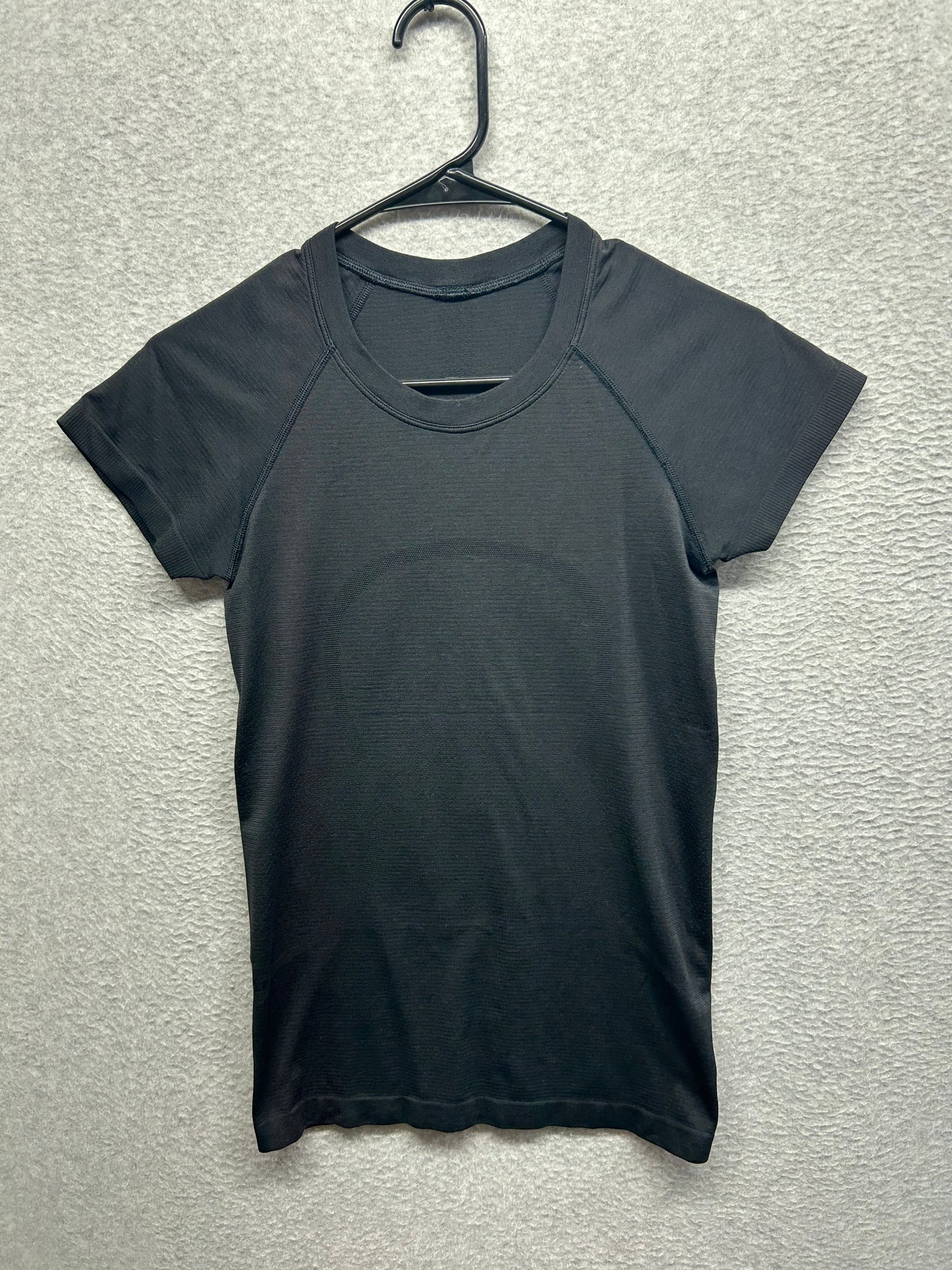 Lululemon Swiftly Tech Short Sleeve 2.0 Size 4 Black